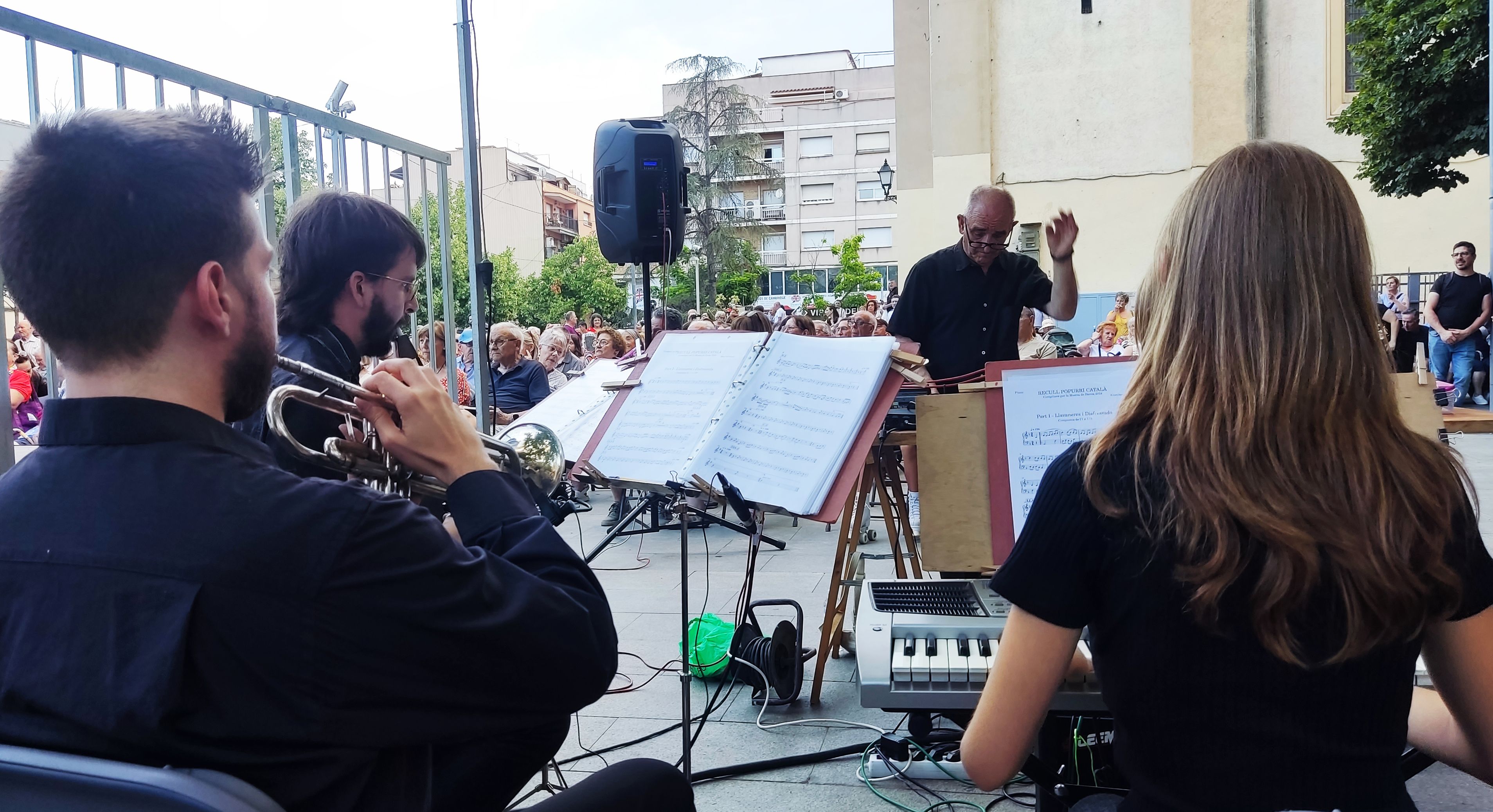 El grup musical de l’Esbart Dansaire Sant Marçal, dirigit per Andreu Sala, en una actuació de la 42a Mostra de Dansa Popular.