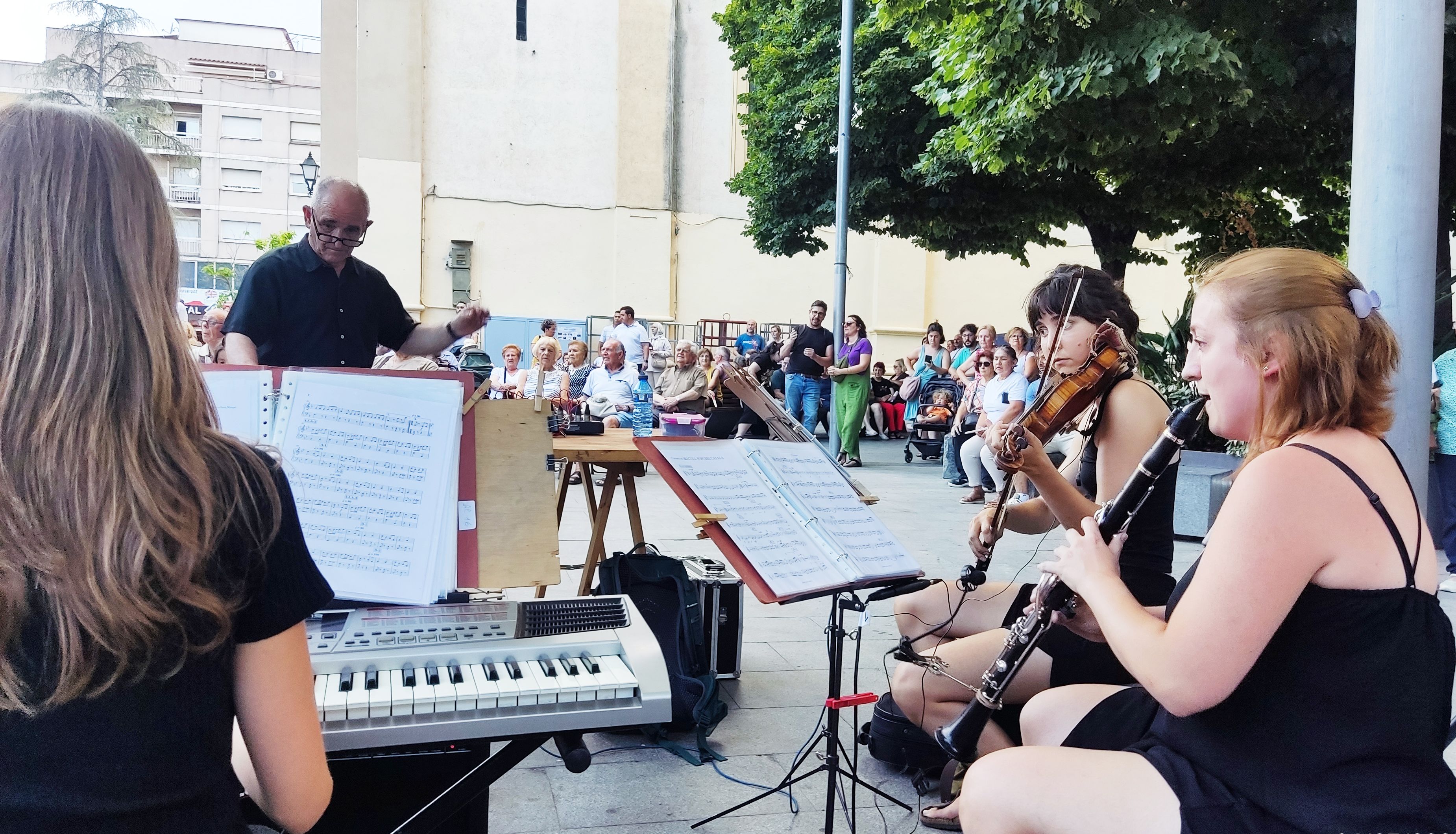 El grup musical de l’Esbart Dansaire Sant Marçal, dirigit per Andreu Sala, en una actuació de la 42a Mostra de Dansa Popular. El grup musical de l’Esbart Dansaire Sant Marçal, dirigit per Andreu Sala, en una actuació de la 42a Mostra de Dansa Popular.