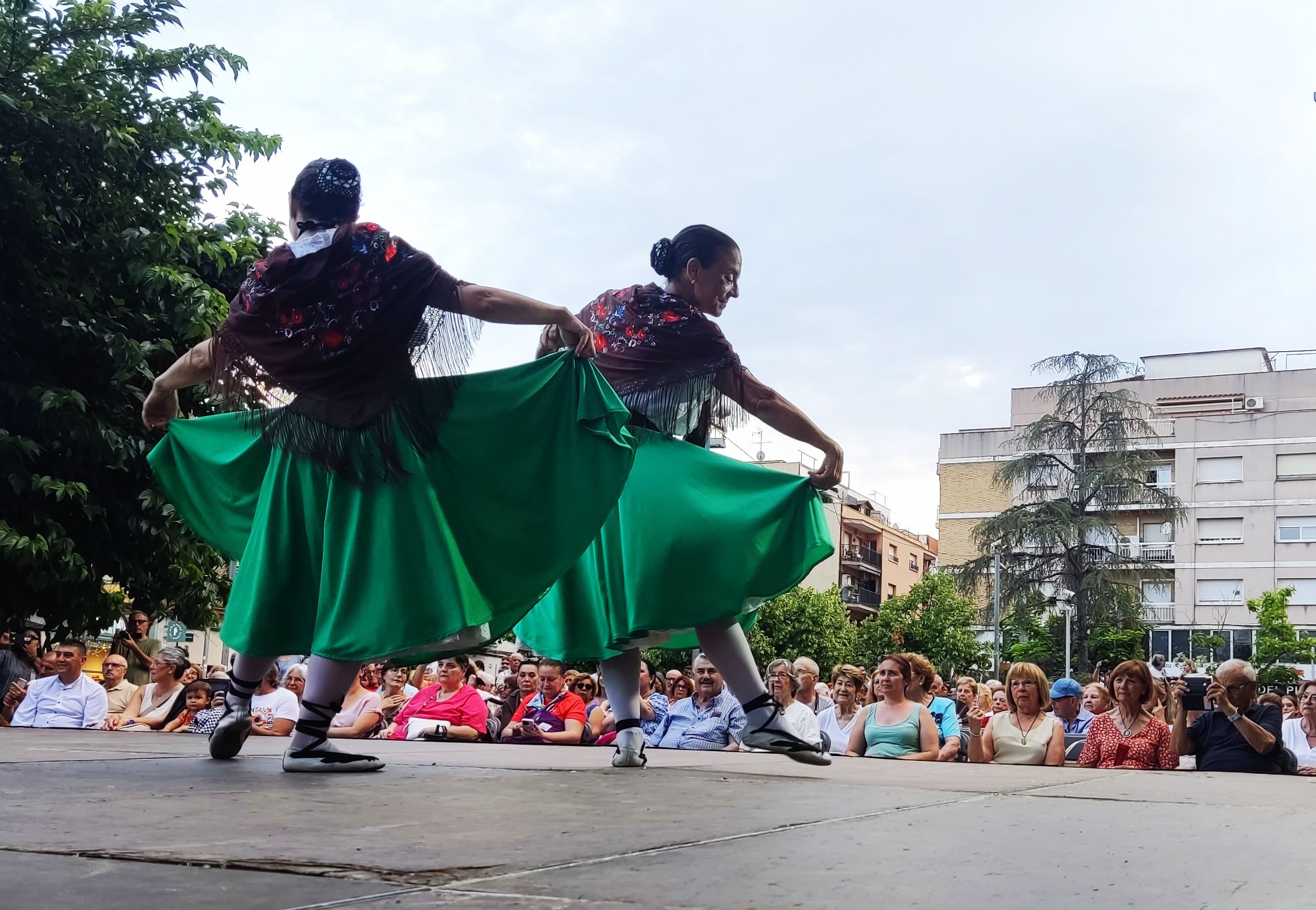 L’Esbart Dansaire Sant Marçal presentant Mosaic durant la 42a edició de la Mostra de Dansa Popular.