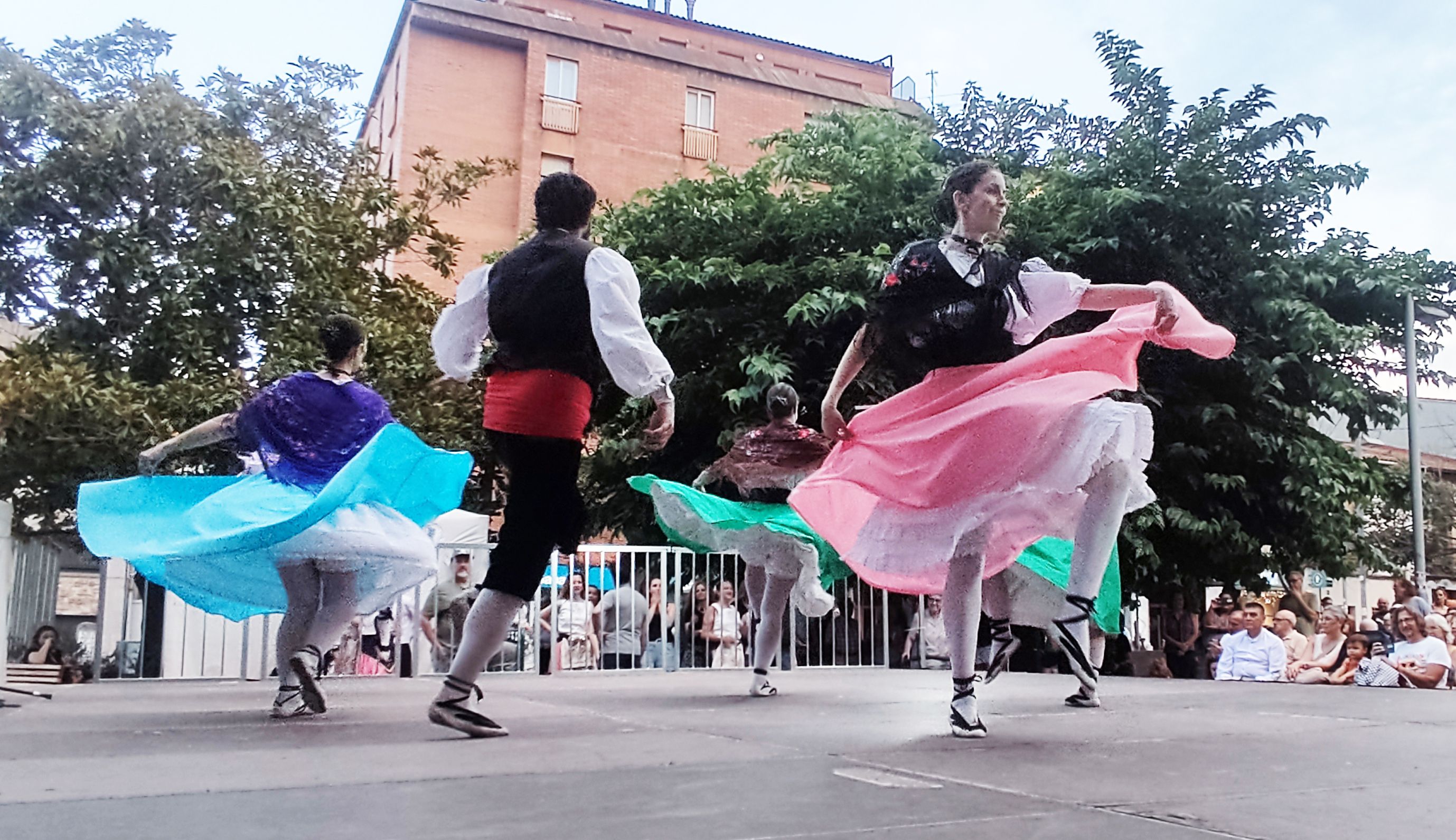 L’Esbart Dansaire Sant Marçal presentant Mosaic durant la 42a edició de la Mostra de Dansa Popular.