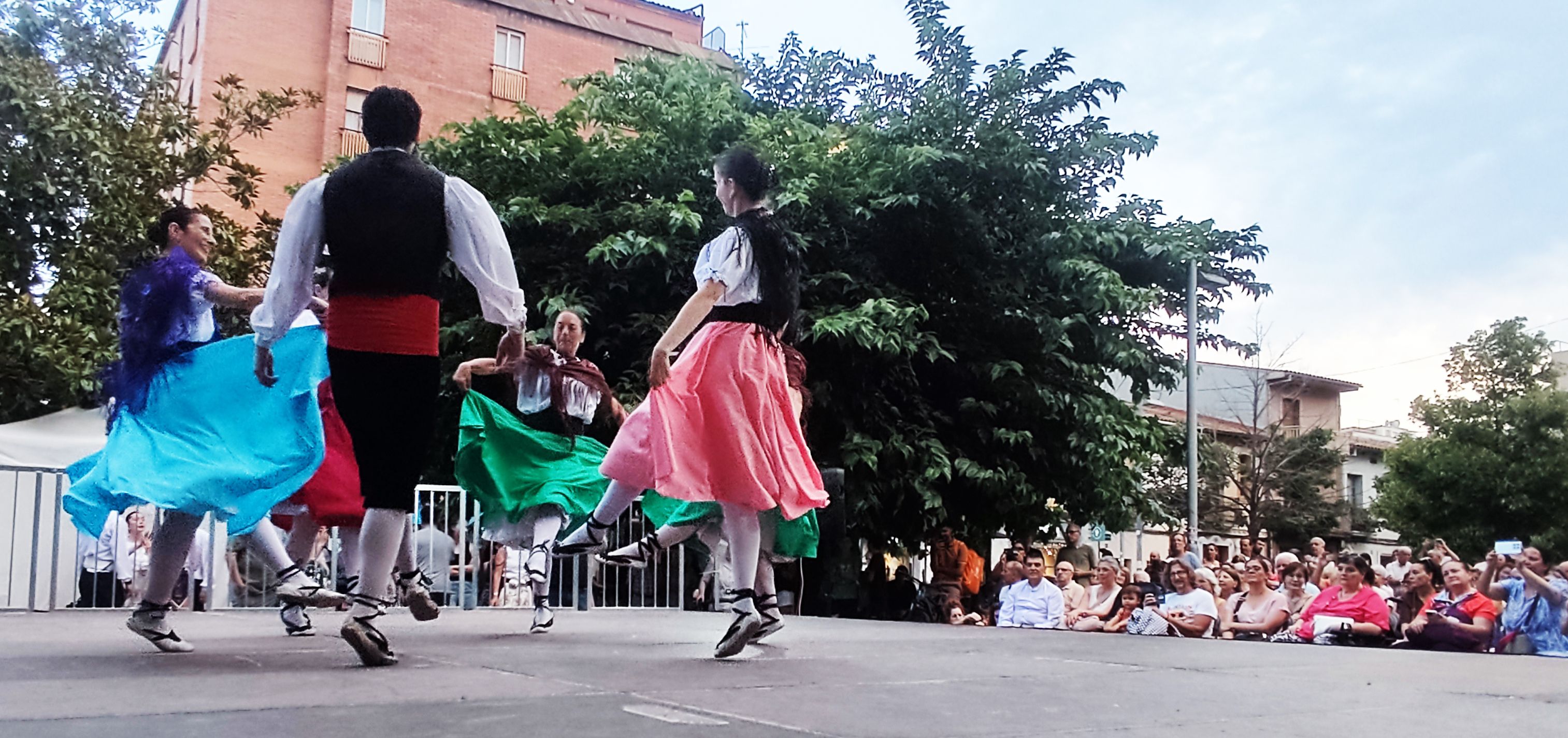 L’Esbart Dansaire Sant Marçal presentant Mosaic durant la 42a edició de la Mostra de Dansa Popular.