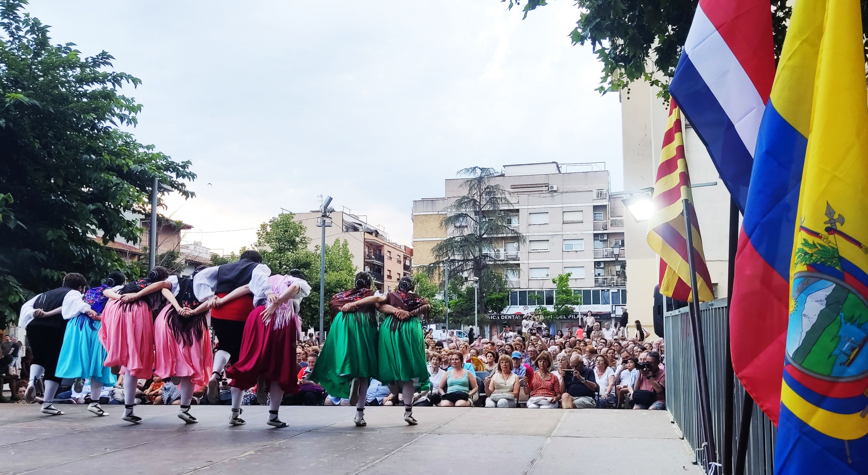 L’Esbart Dansaire Sant Marçal presentant Mosaic durant la 42a edició de la Mostra de Dansa Popular.