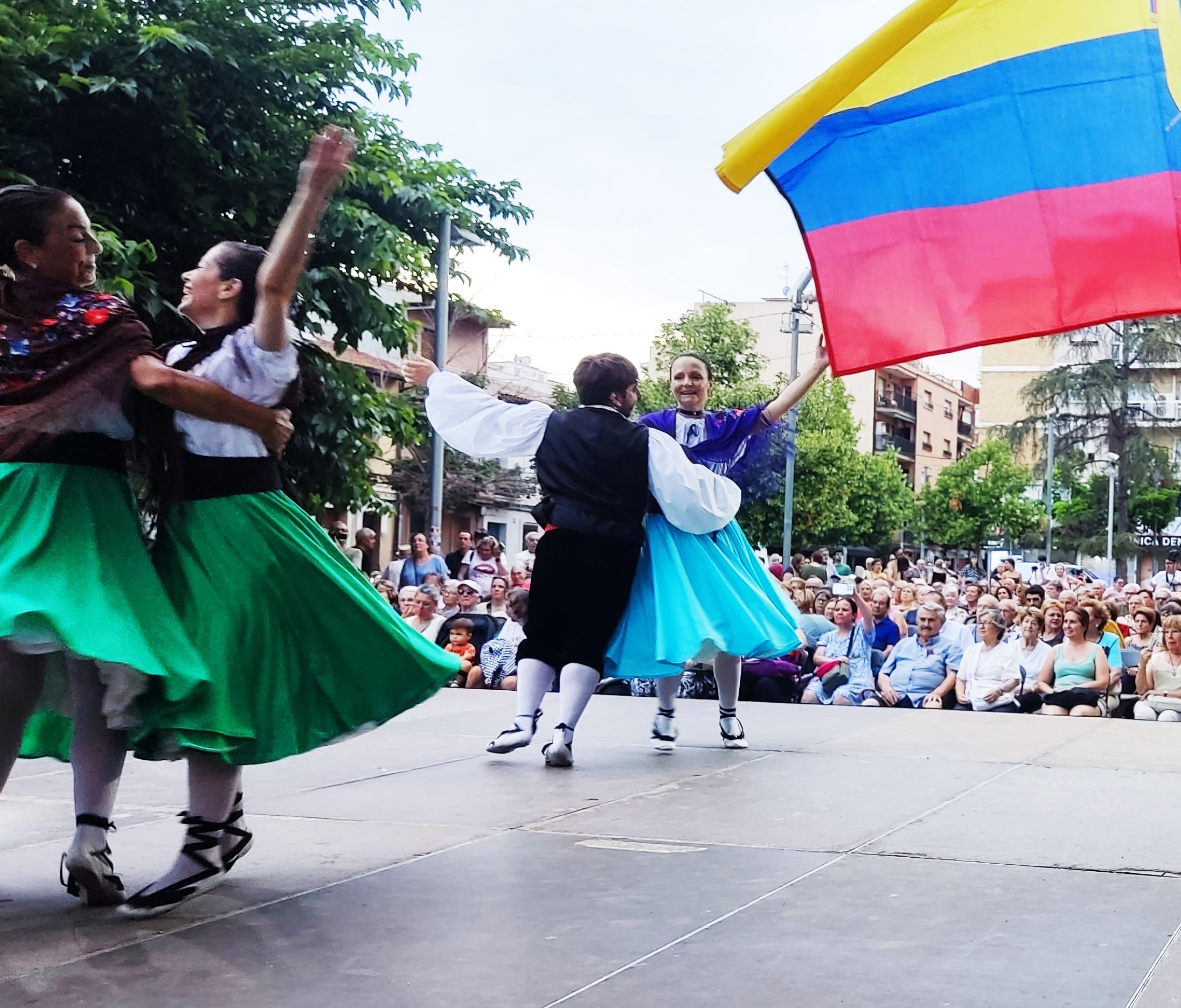 L’Esbart Dansaire Sant Marçal presentant Mosaic durant la 42a edició de la Mostra de Dansa Popular.