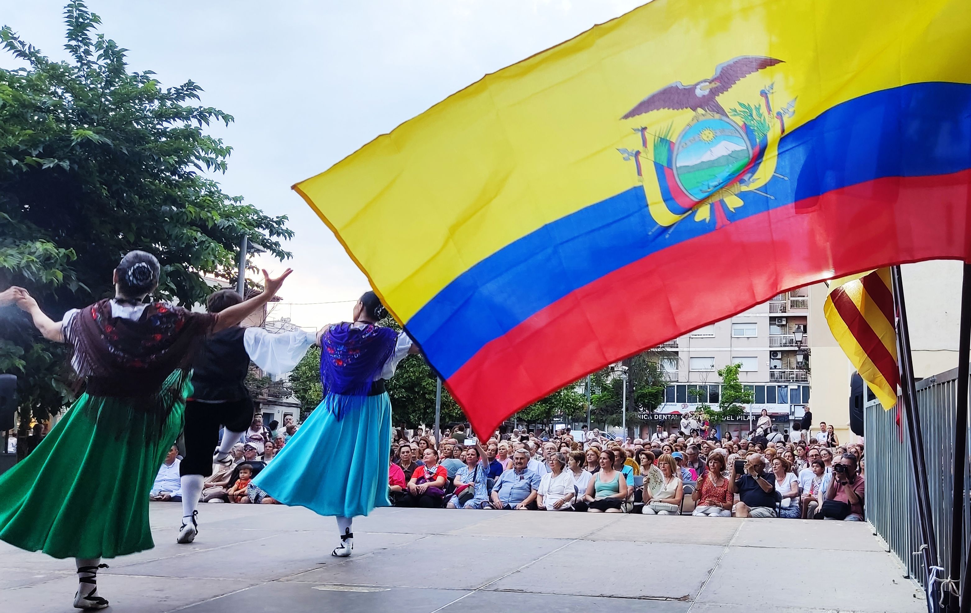 L’Esbart Dansaire Sant Marçal presentant Mosaic durant la 42a edició de la Mostra de Dansa Popular.