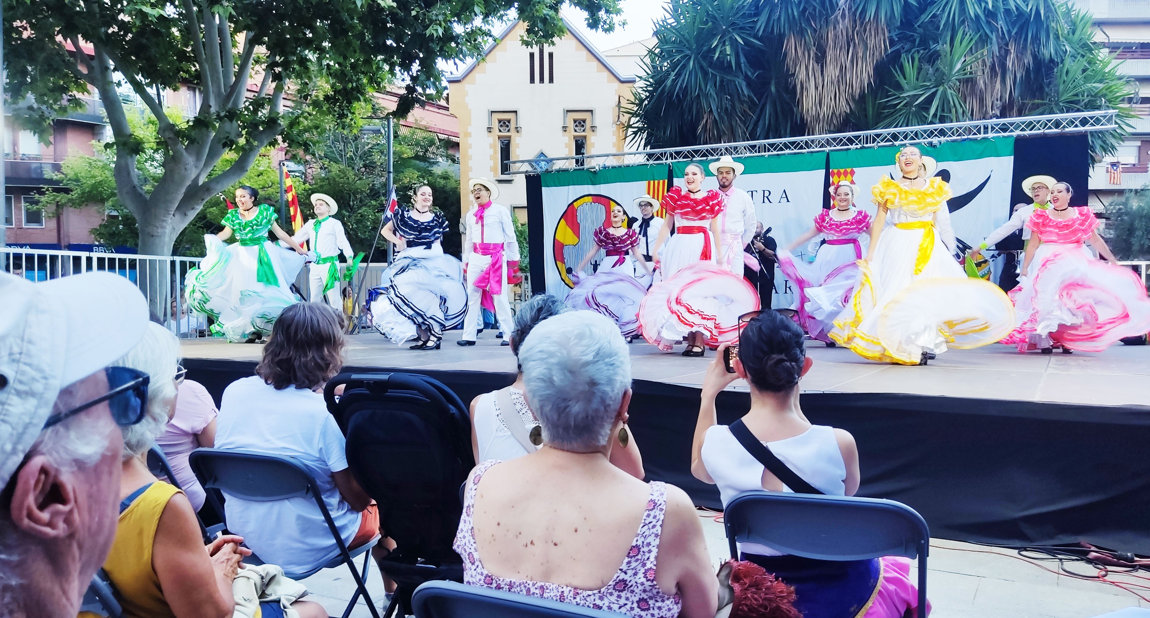 El grup Jacarandas de Costa Rica, amb vestuaris tradicionals, a la 42a edició de la Mostra de Dansa Popular. El grup Jacarandas de Costa Rica, amb vestuaris tradicionals, a la 42a edició de la Mostra de Dansa Popular.