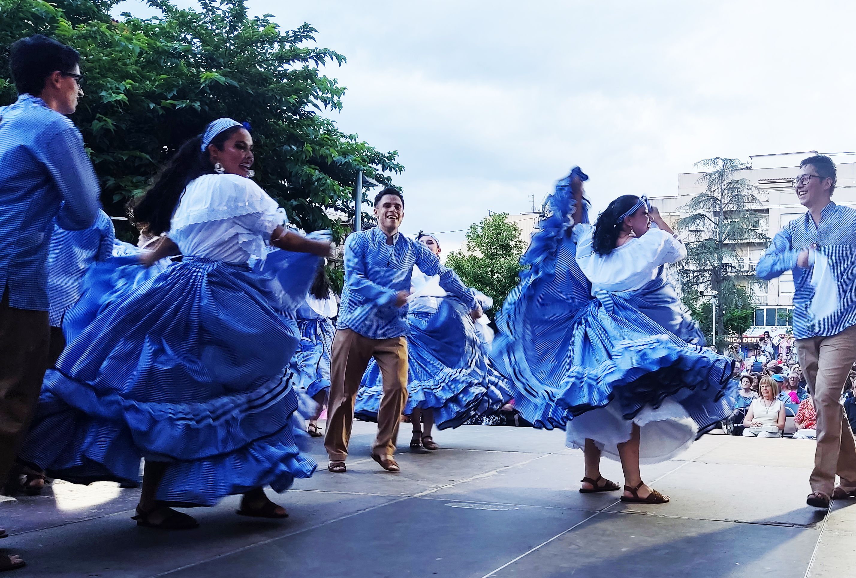 El grup Jacarandas de Costa Rica, amb vestuaris tradicionals, a la 42a edició de la Mostra de Dansa Popular.