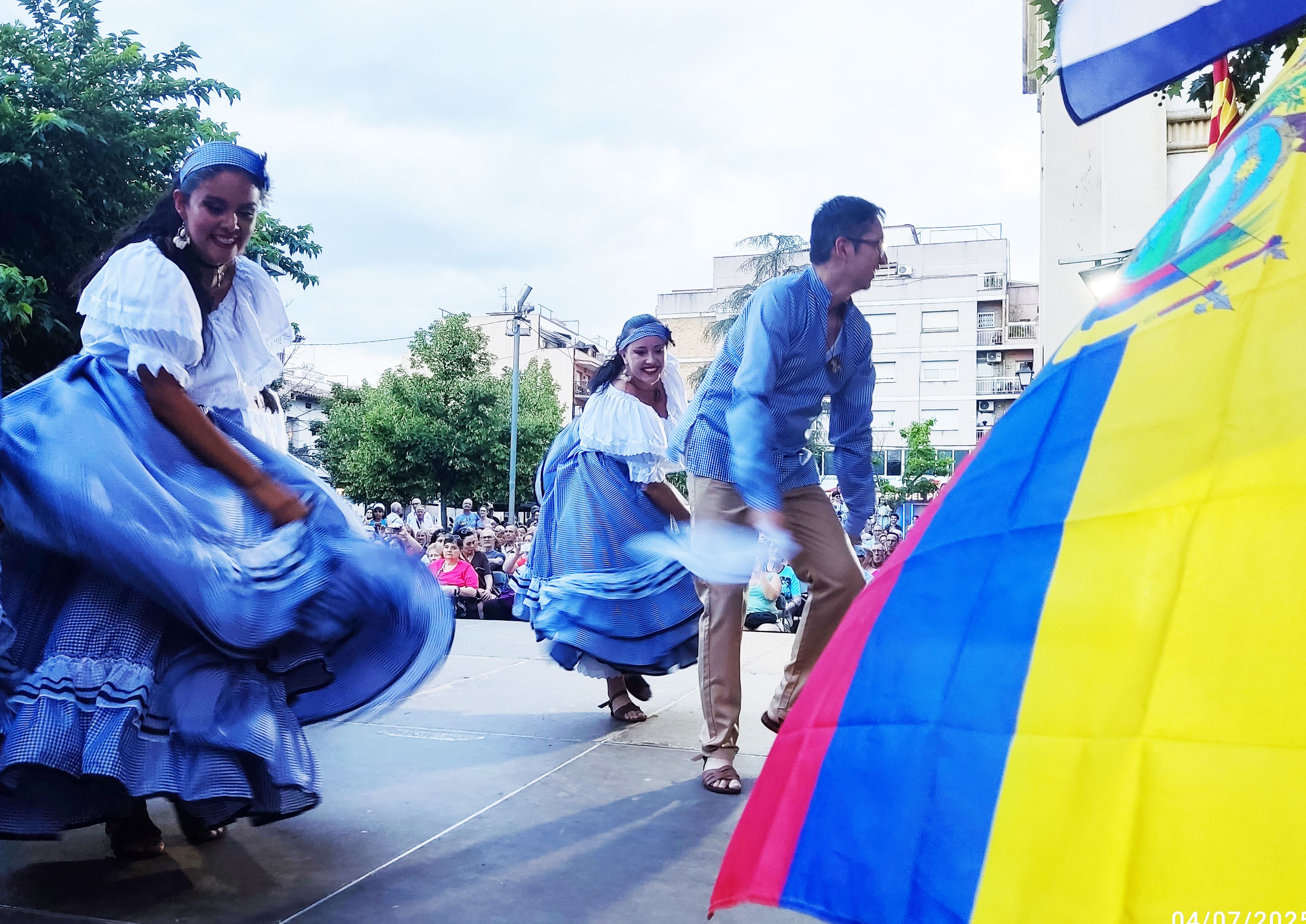 El grup Jacarandas de Costa Rica, amb vestuaris tradicionals, a la 42a edició de la Mostra de Dansa Popular.