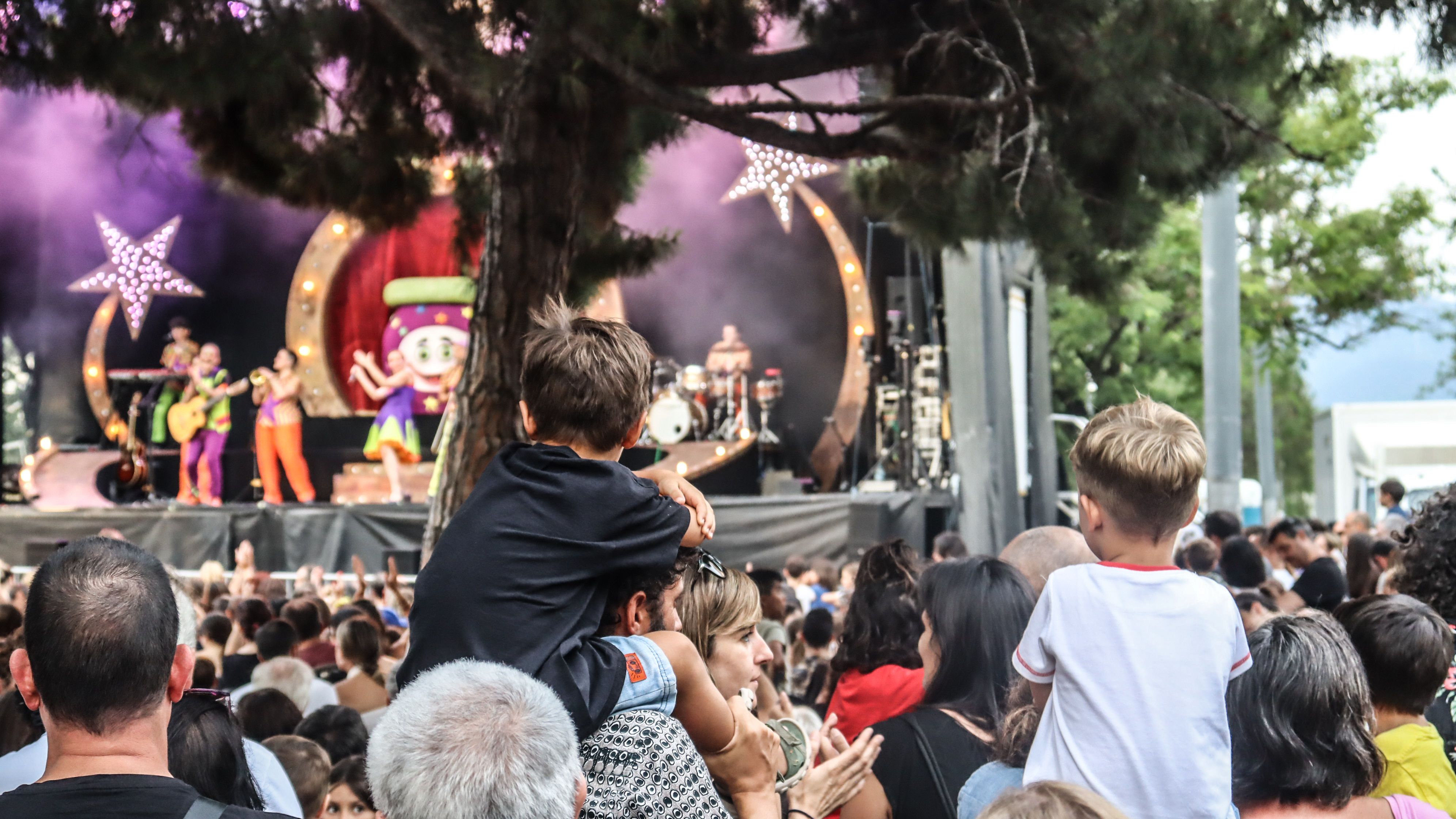 Els petits gaudeixen de l'actuació de Pot Petit al Cerdanyola Menuda FOTO: Marc Mata 