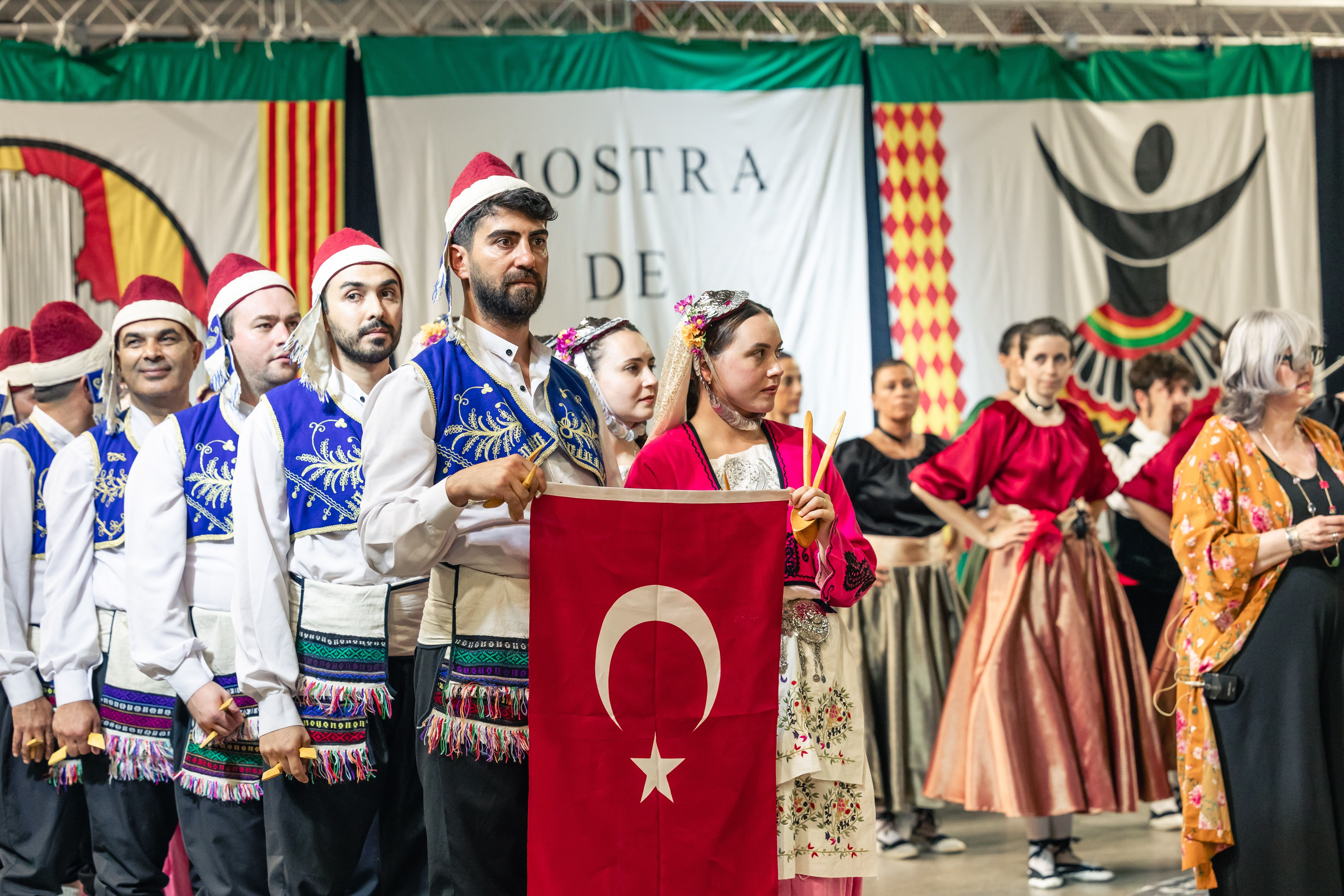 Actuació del grup d’Eskisehir al pavelló de Can Xarau durant l’acte central de la Mostra. FOTO: Arnau Padilla.