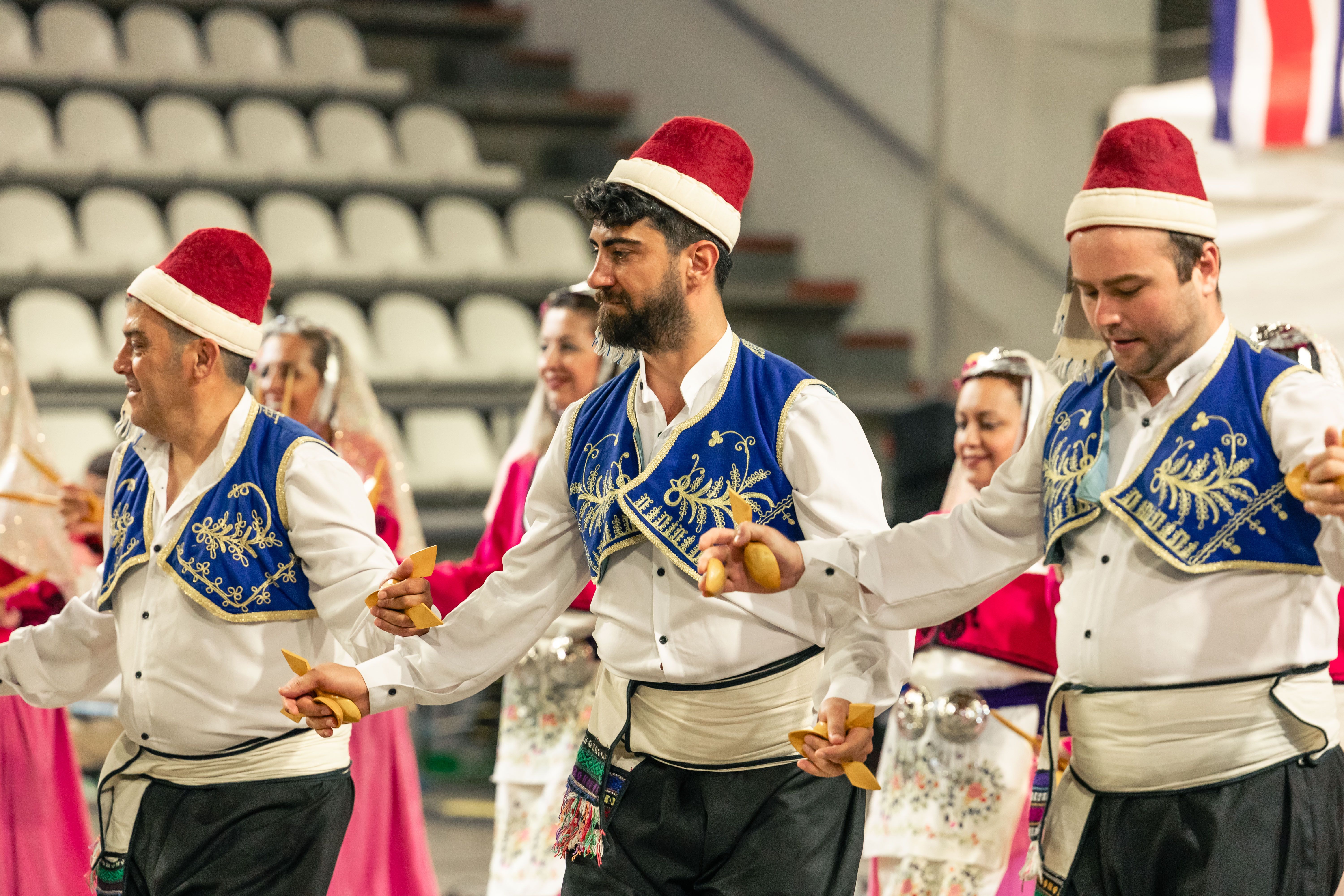 Actuació del grup d’Eskisehir al pavelló de Can Xarau durant l’acte central de la Mostra. FOTO: Arnau Padilla.