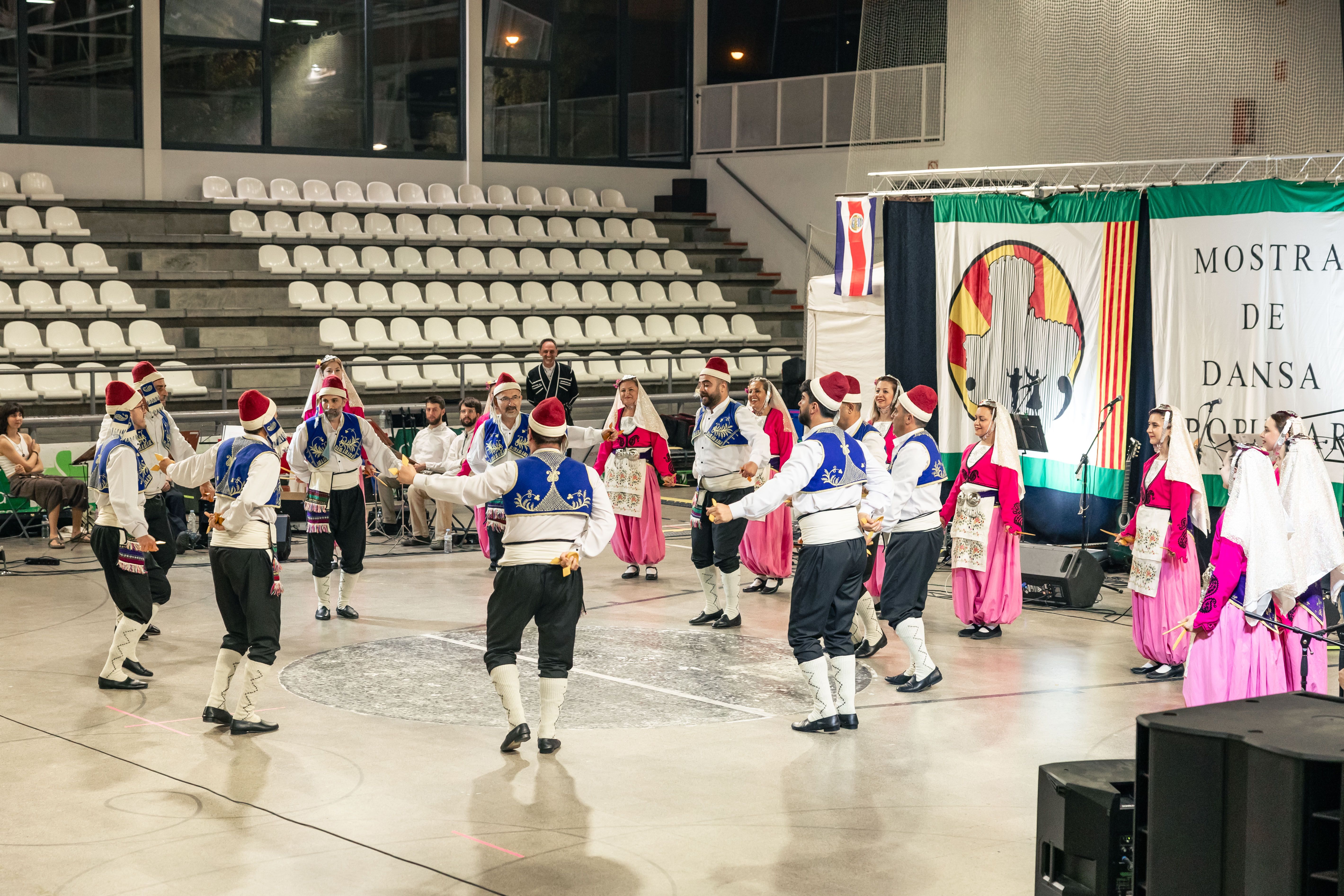 Actuació del grup d’Eskisehir al pavelló de Can Xarau durant l’acte central de la Mostra. FOTO: Arnau Padilla.