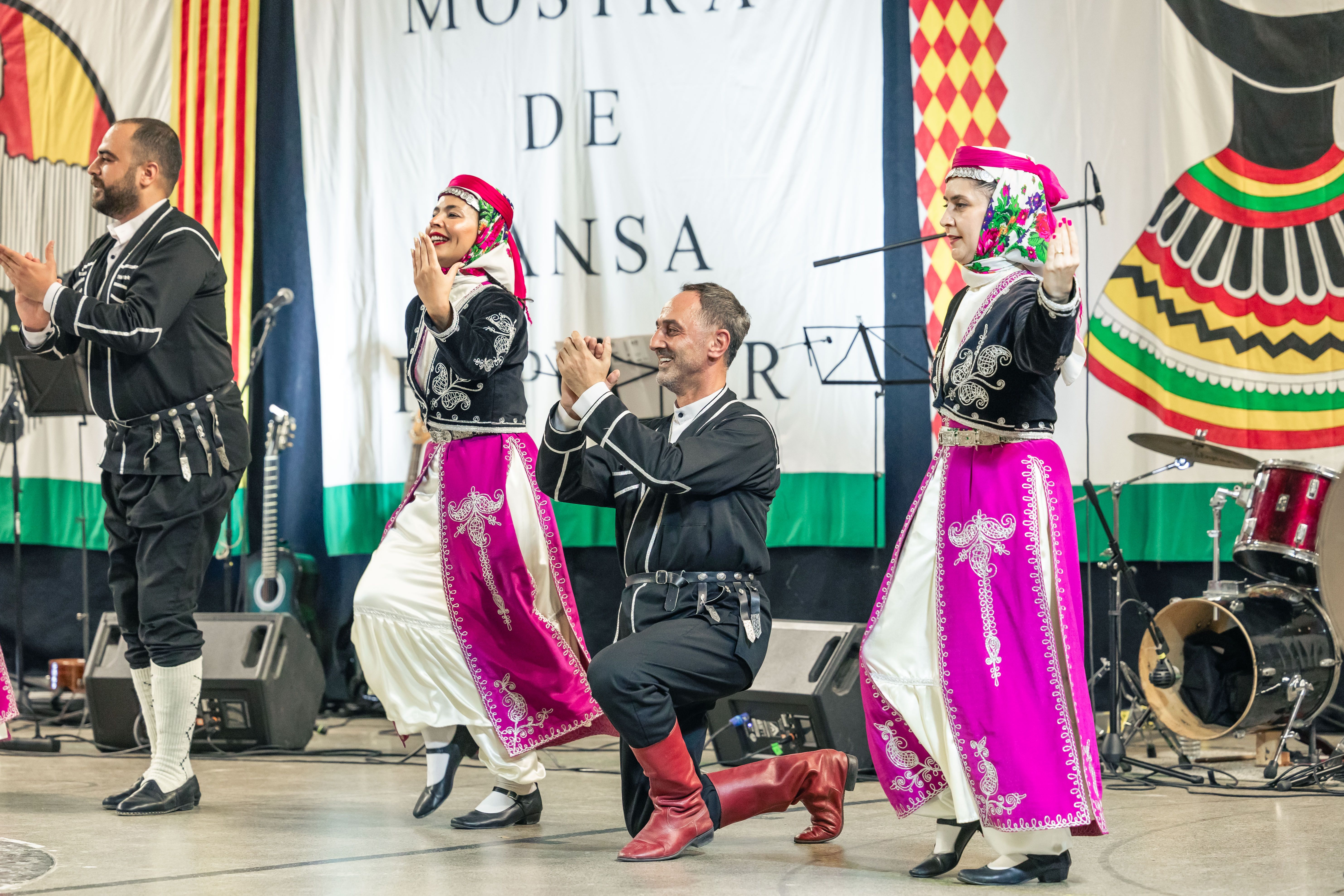 Actuació del grup d’Eskisehir al pavelló de Can Xarau durant l’acte central de la Mostra. FOTO: Arnau Padilla.
