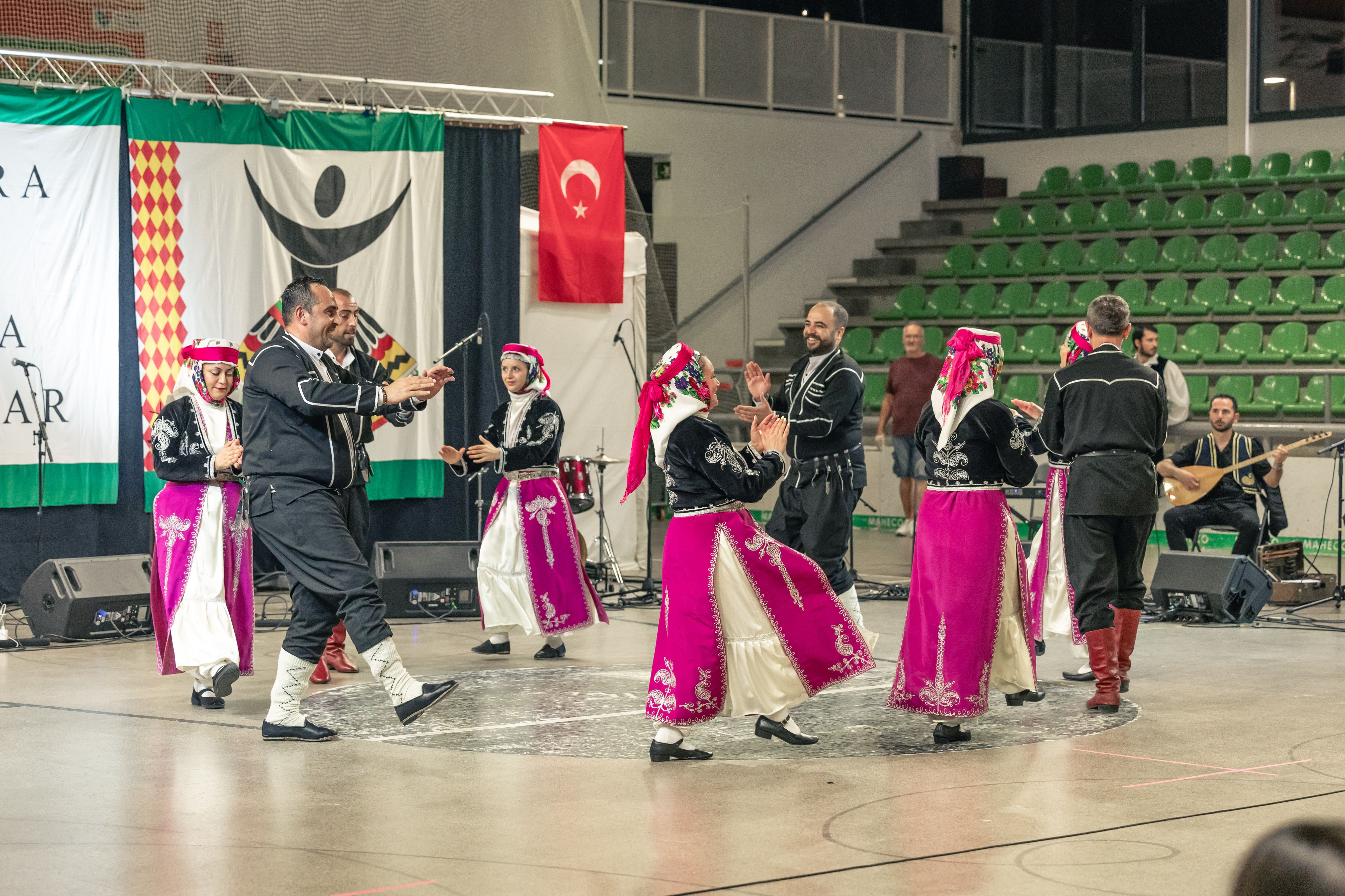 Actuació del grup d’Eskisehir al pavelló de Can Xarau durant l’acte central de la Mostra. FOTO: Arnau Padilla.