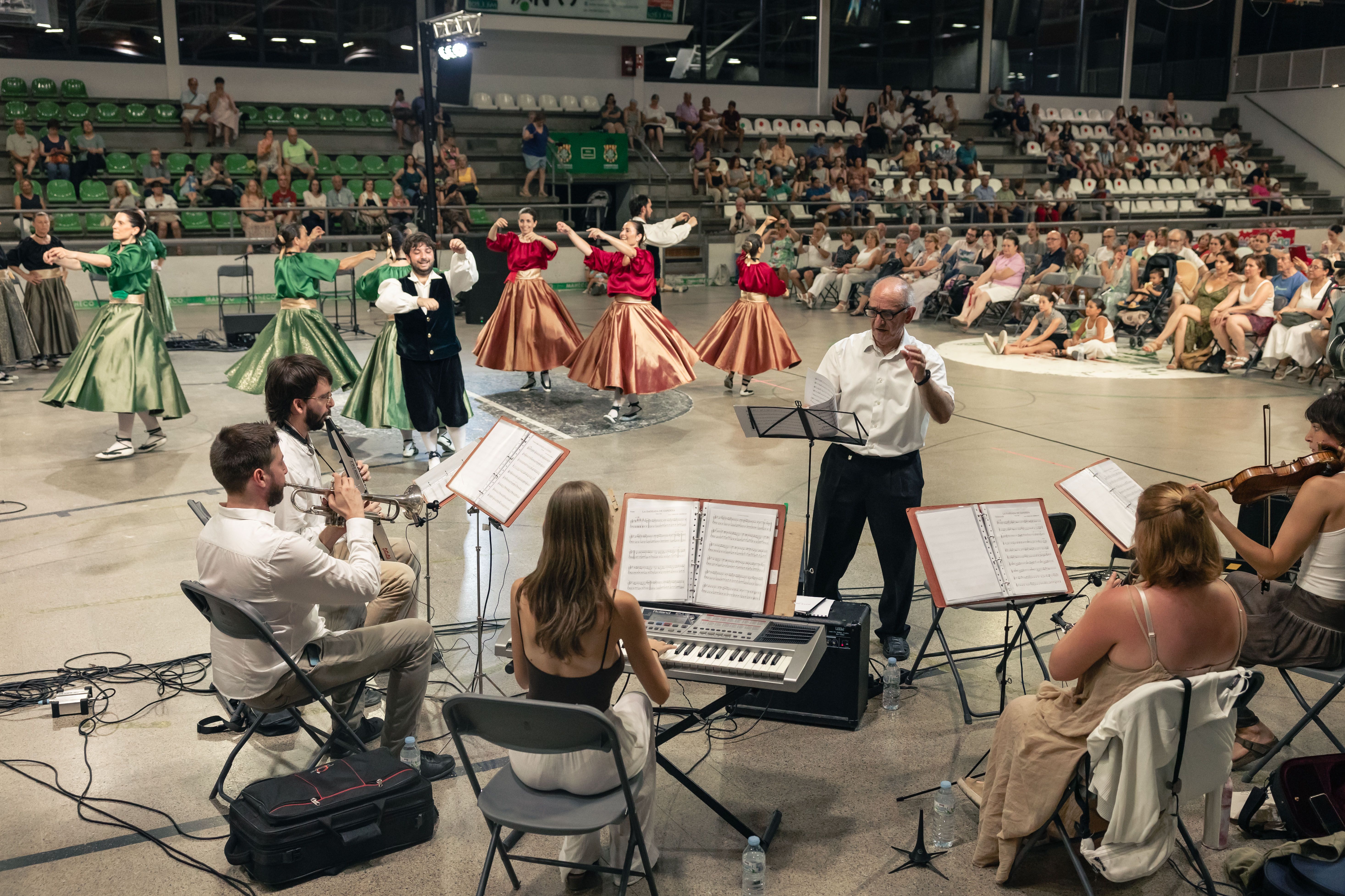 Els grups musicals que acompanyen els dansaires són una part essencial. La secció musical de l'Esbart està dirigida per Andreu Sala. FOTO: Arnau Padilla