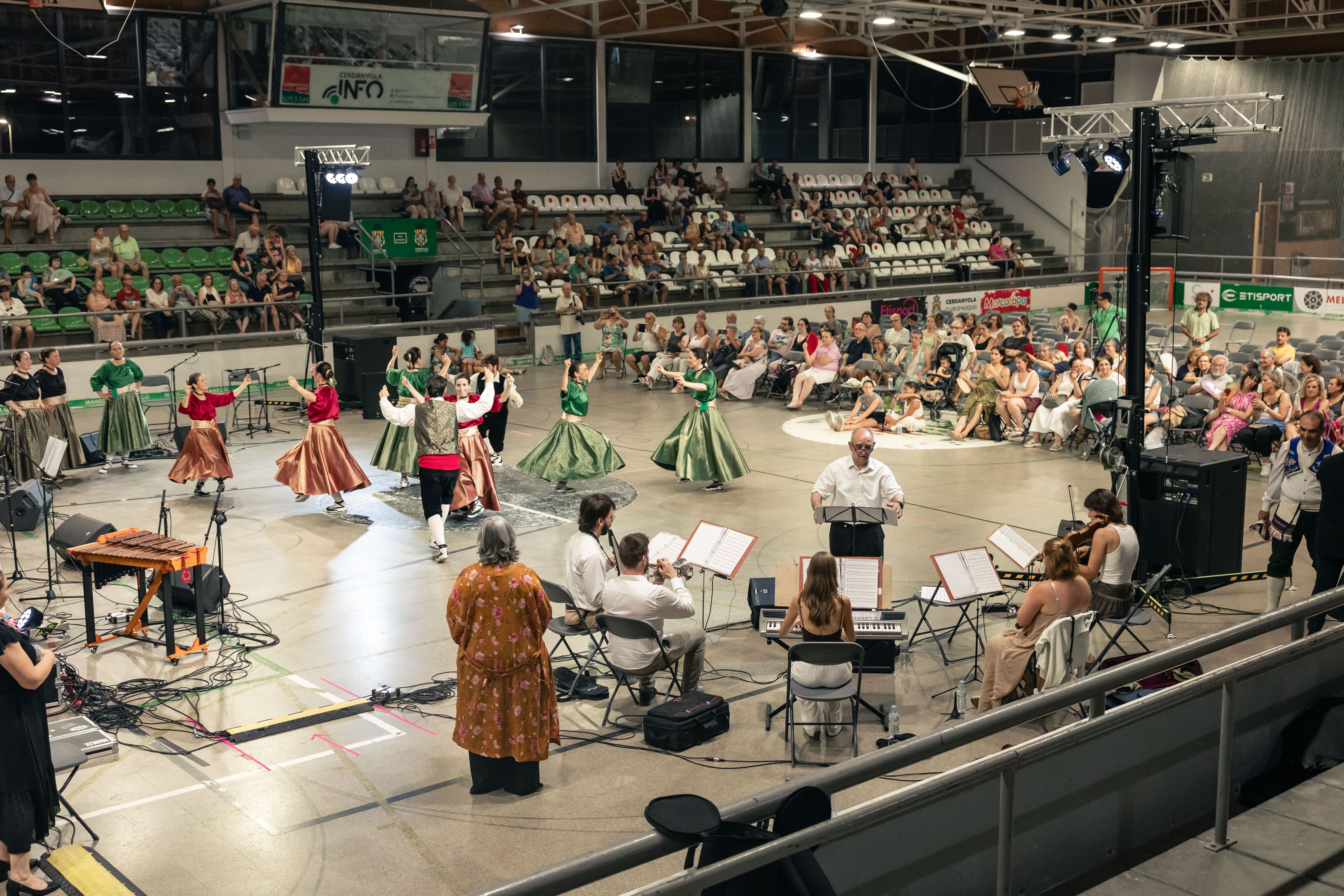  Actuació de l'Esbart Sant Marçal a l'acte Central de la Mostra. Els grups musicals que acompanyen els dansaires són una part essencial. FOTO: Arnau Padilla