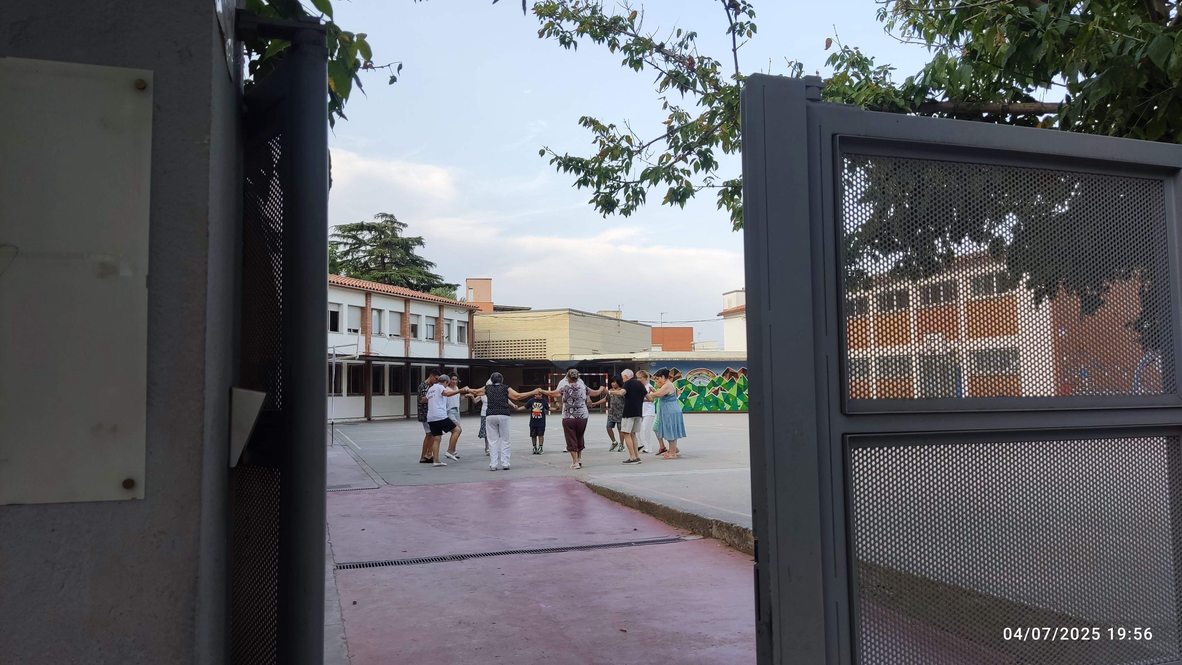 Ballada de Sardanes en la inauguració divendres 4 de juliol, dels patis oberts, a l'escola de Sant Martí. 