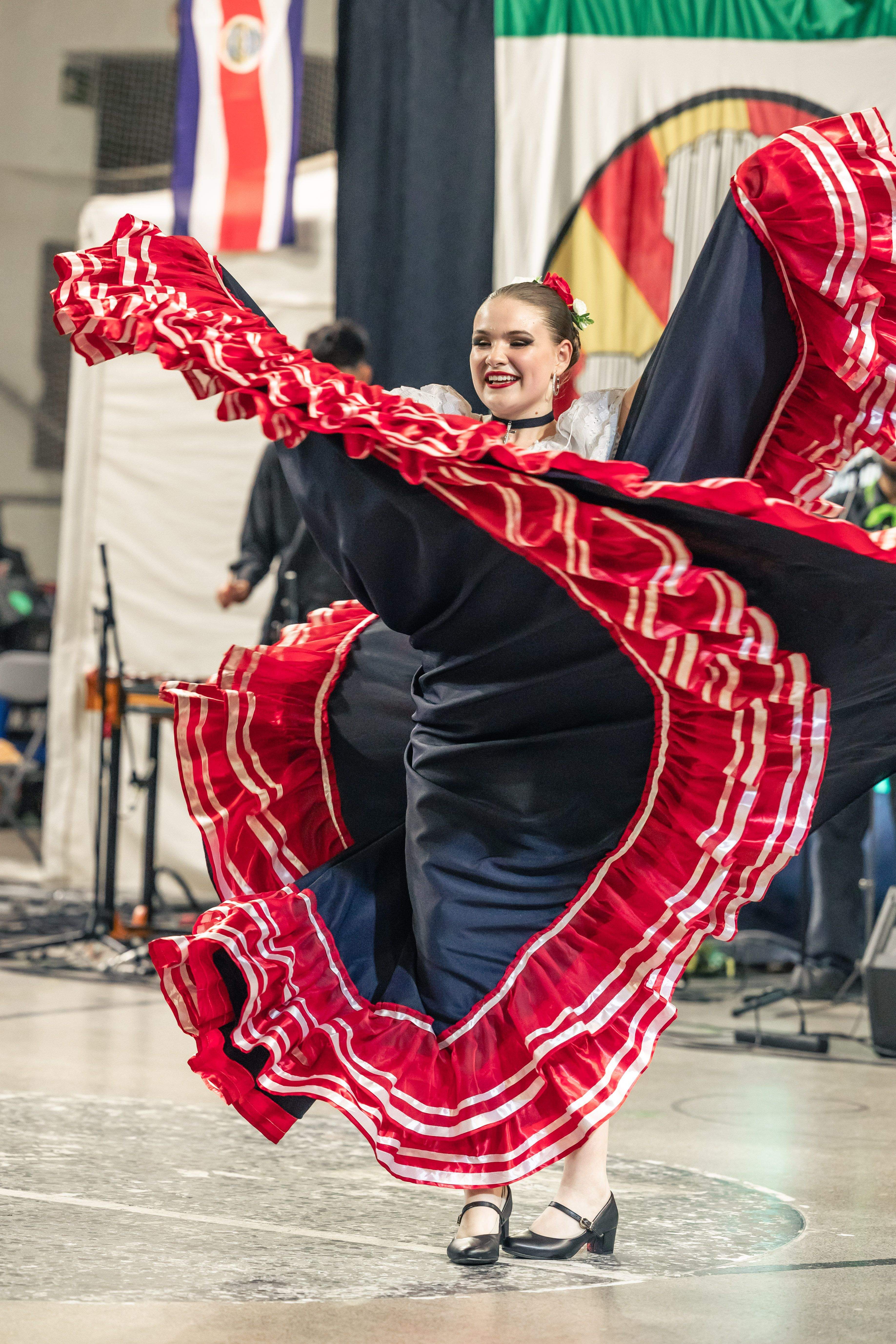 Actuació al pavelló de Can Xarau del grup de Costa Rica. FOTO: Arnau Padilla.