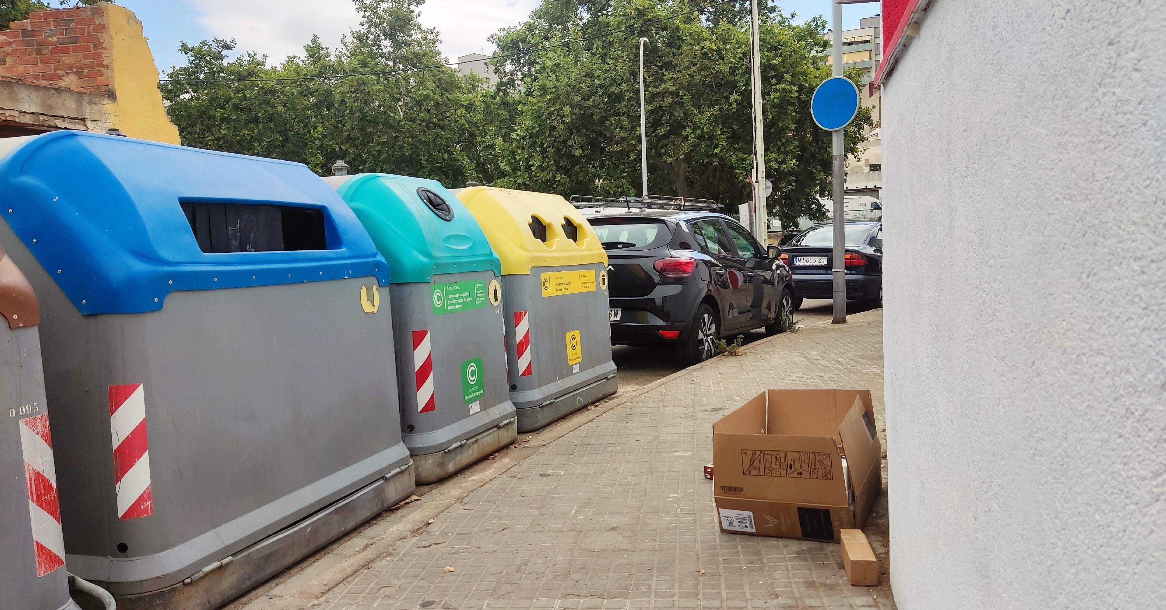 Contenidors amb caixes i material electrònic tirat al terra. FOTO: TOT Cerdanyola al dia. 