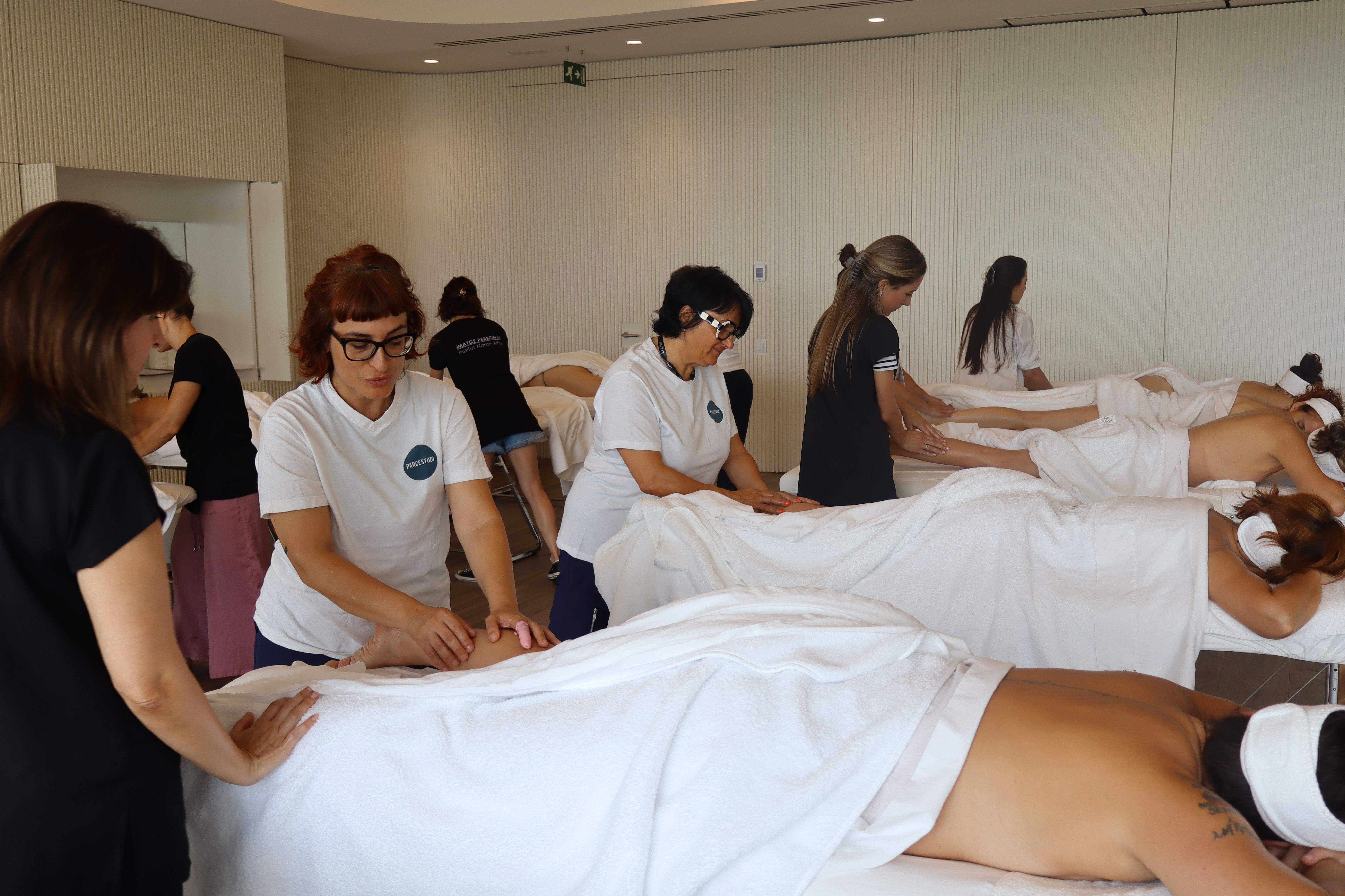 Sessió pràctica de la formació per a docents del nou mòdul d’Estètica Oncològica, amb tècniques adaptades a persones en tractament oncològic. FOTO: Cedida
