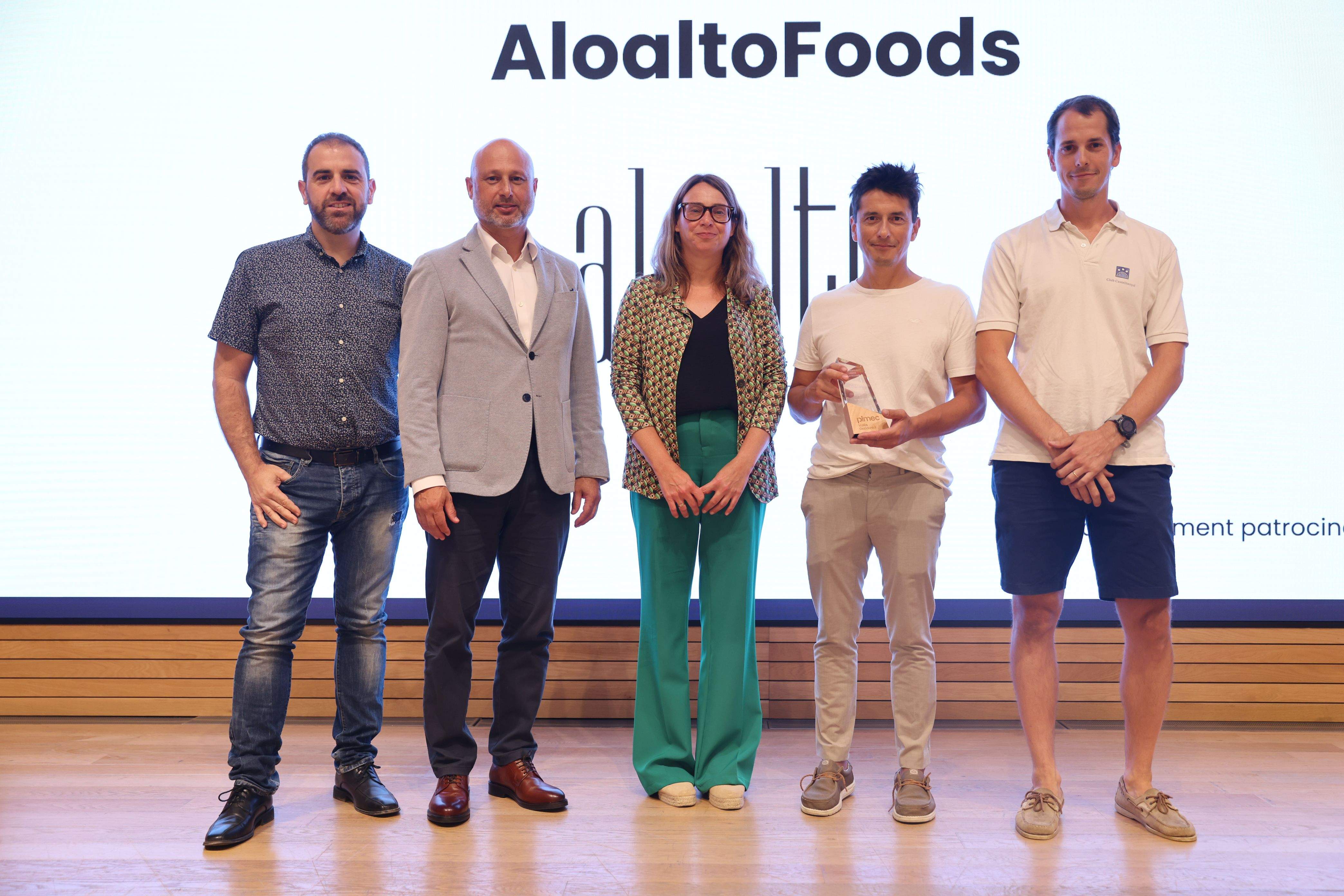 Els fundadors d’AloaltoFoods, empresa de Cerdanyola guardonada per la seva aposta jove i innovadora en el cultiu vertical, amb representats de Cerdanyola i de PIMEC. FOTO: PIMEC