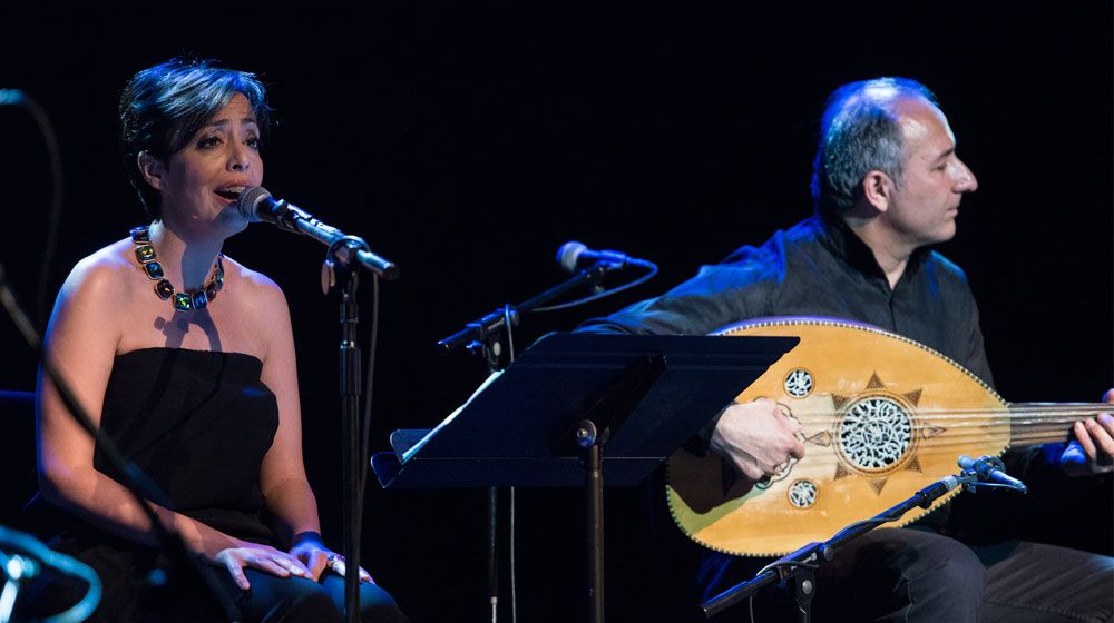 La cantant Neila Benbey amb el músic kurd Gani Mirzo. FOTO: Cedida.