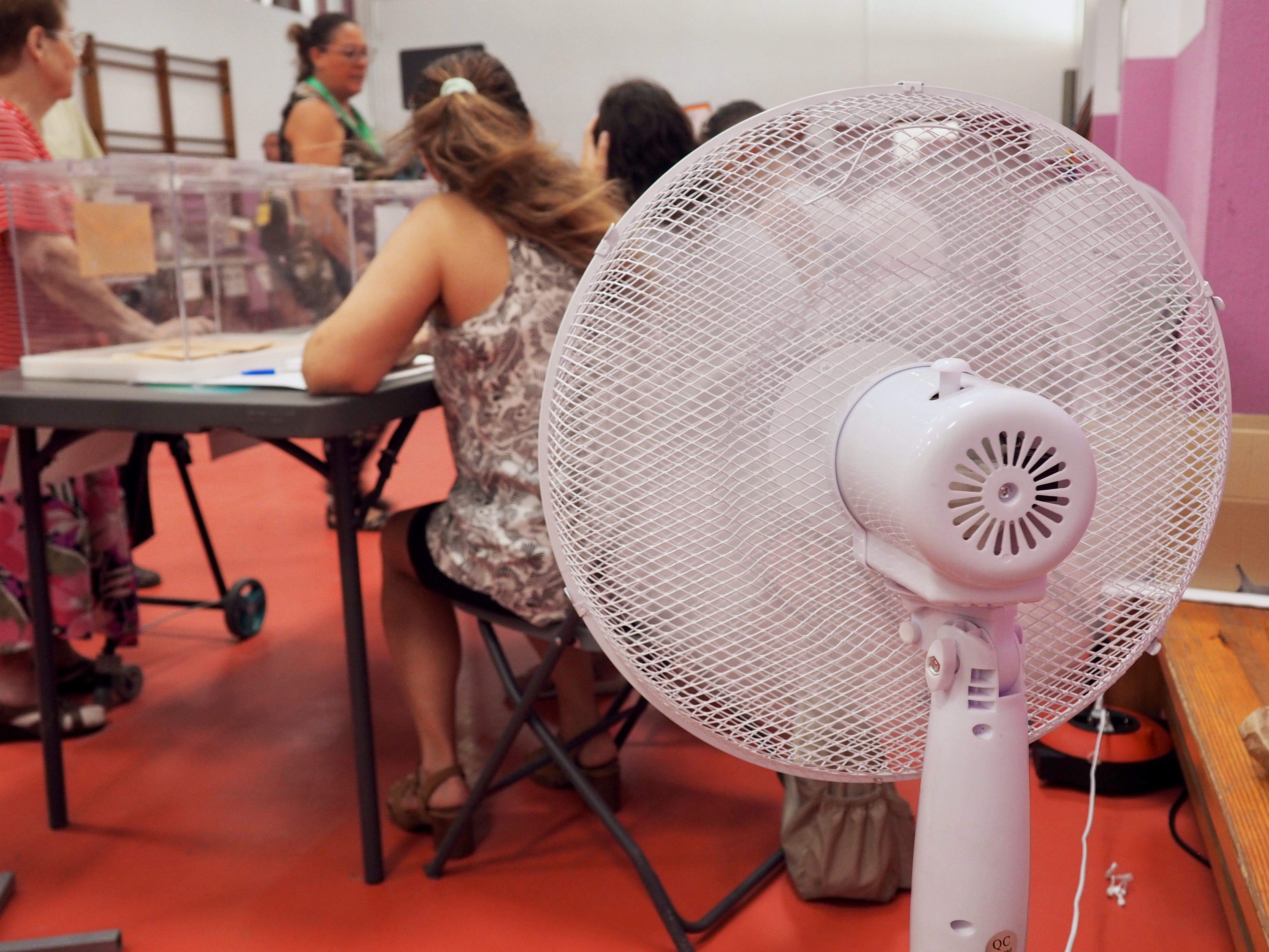 Un vestilador refresca el col·legi electoral, en les eleccions generals de 2023, el 23 J, a Cerdanyola. FOTO: Mónica García (Arxiu)