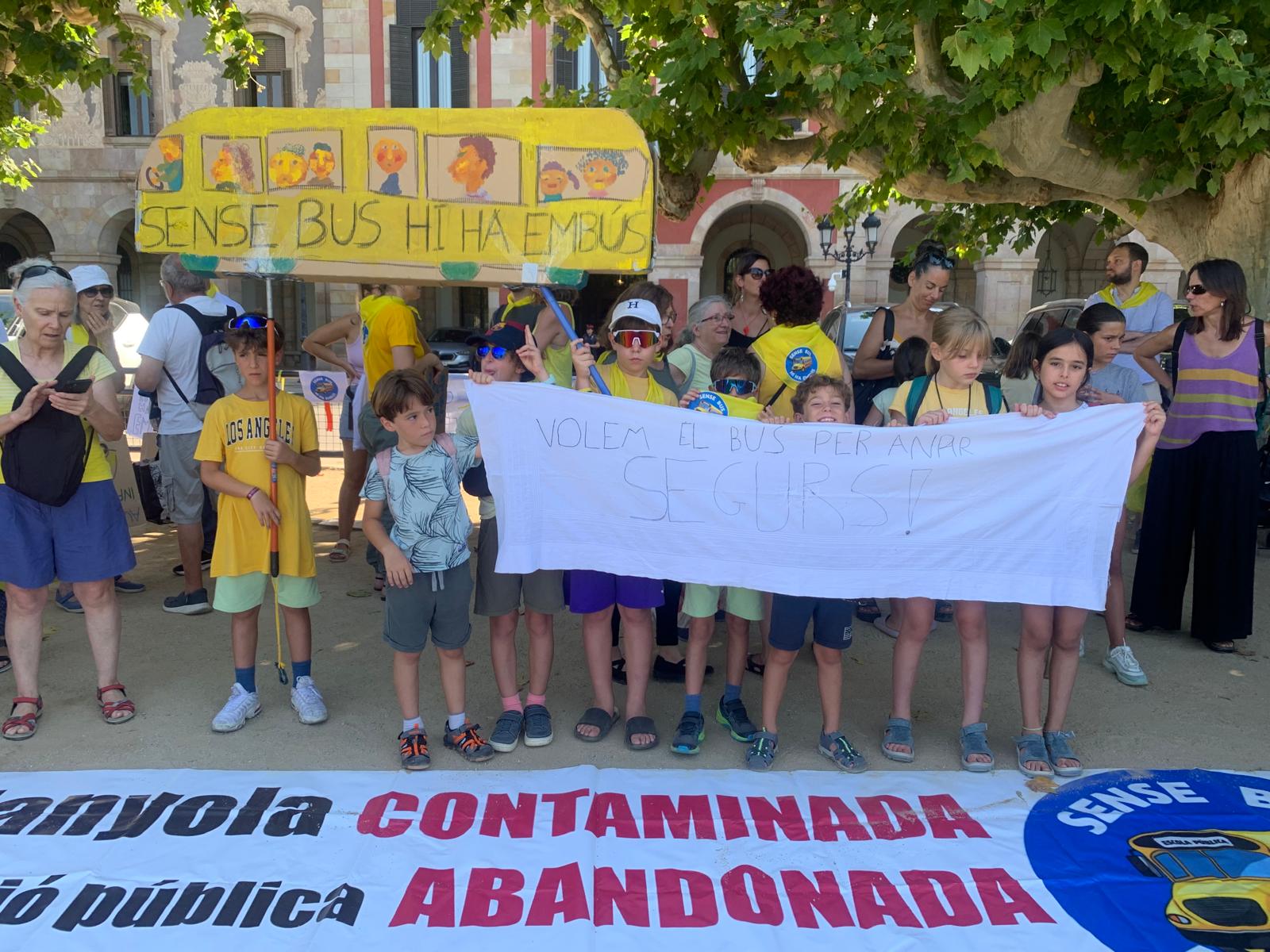 Les famílies de l'escola Bellaterra van reclamar ahir al Parlament la continuïtat del servei de bus escolar. FOTO: Cedida