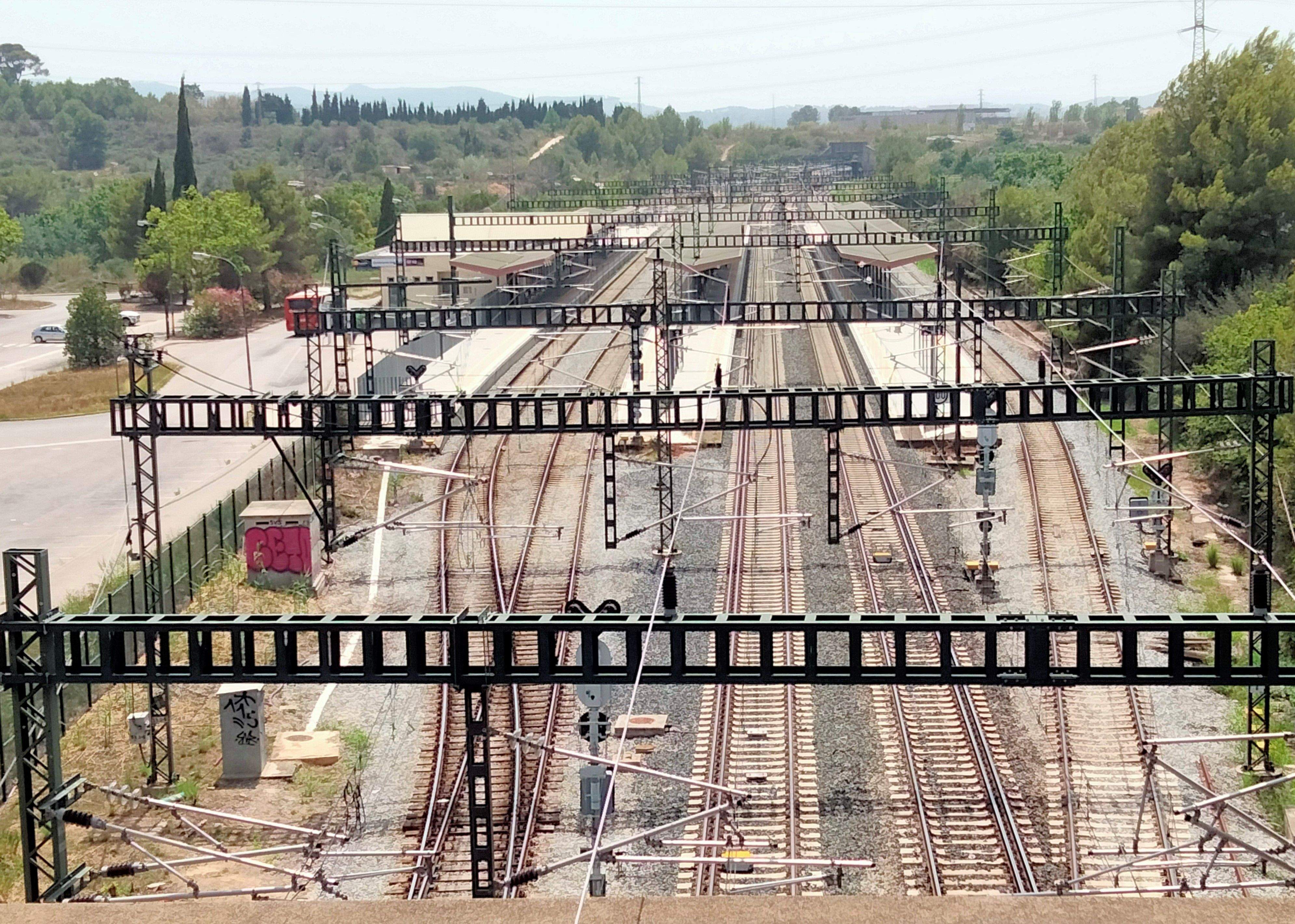 Estació de Cerdanyola Universitat i vies de la línia R7 i R8 de Rodalies Renfe. FOTO: By Enric 