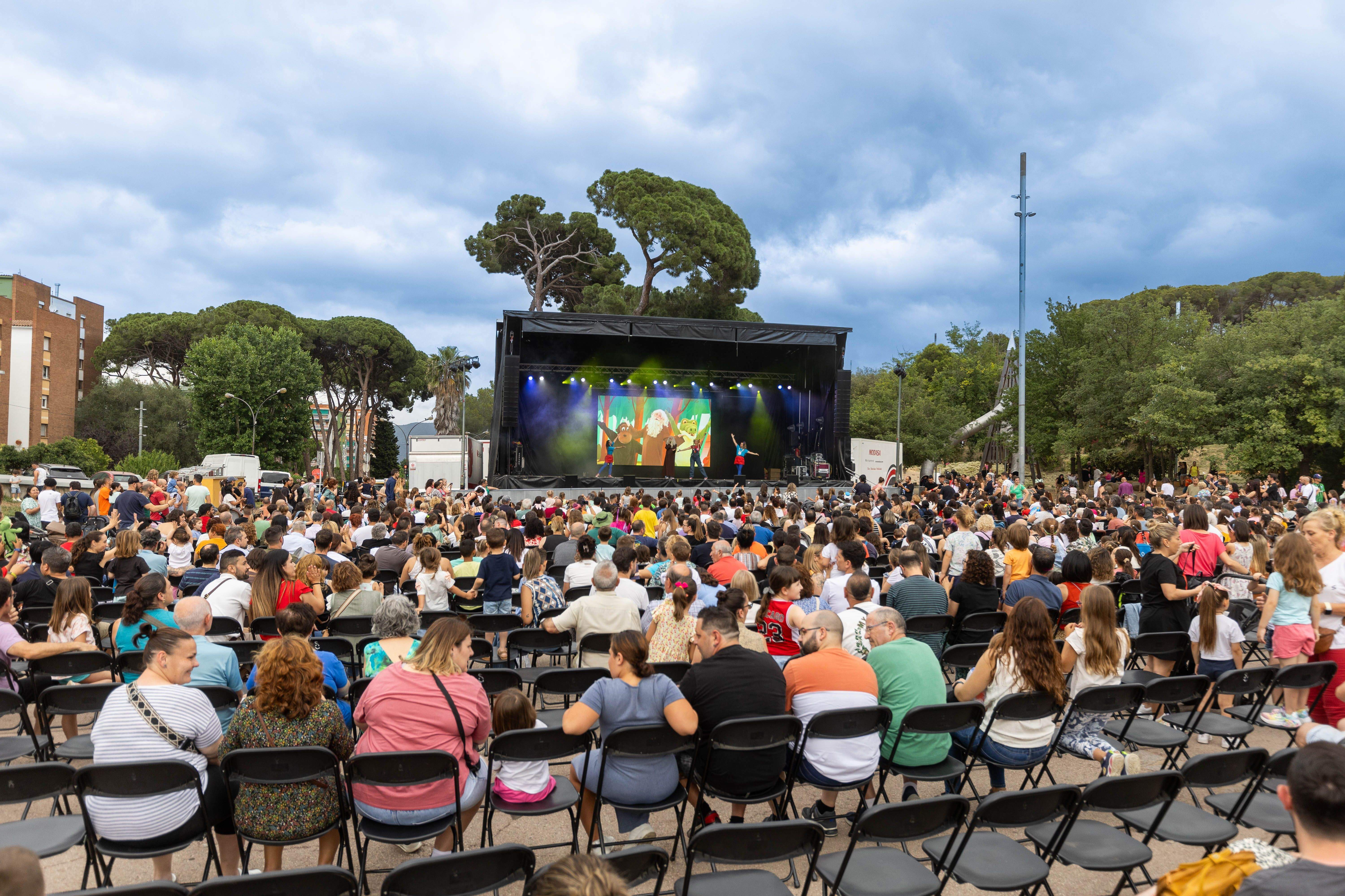 Imatge de les projeccións, que l'any passat es van fer al Parc del Turonet i enguany es fan a la plaça de Sant Ramon, dins del Cerdanyola Menuda. FOTO: Núria Puentes