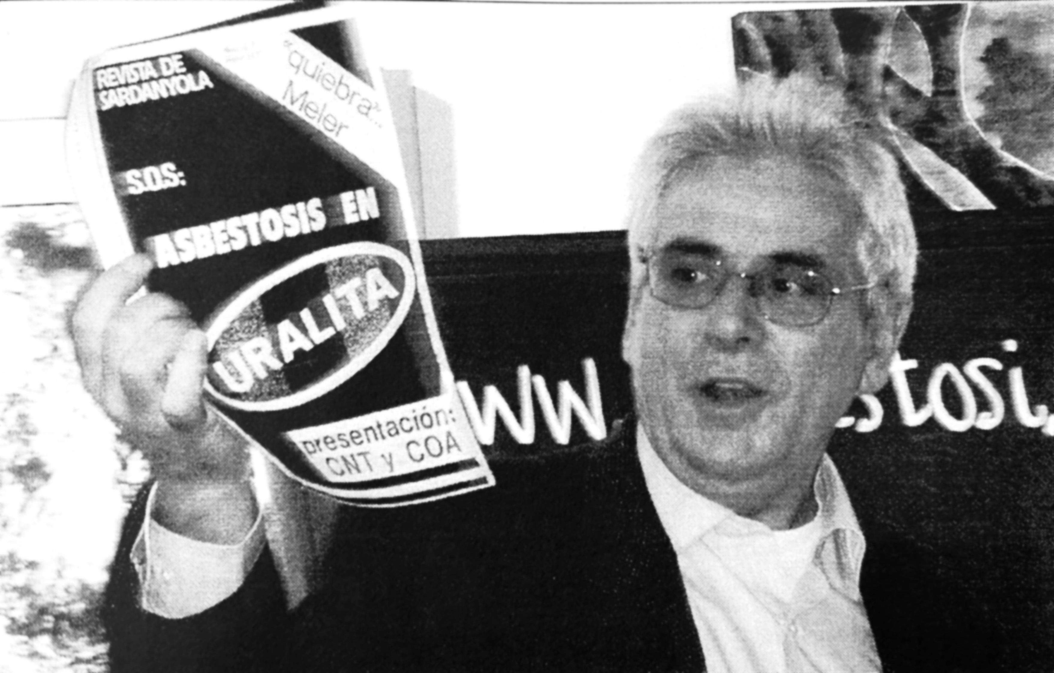 L'historiador Miquel Sánchez mostra un fulletó sobre la Uralitat. FOTO al dia