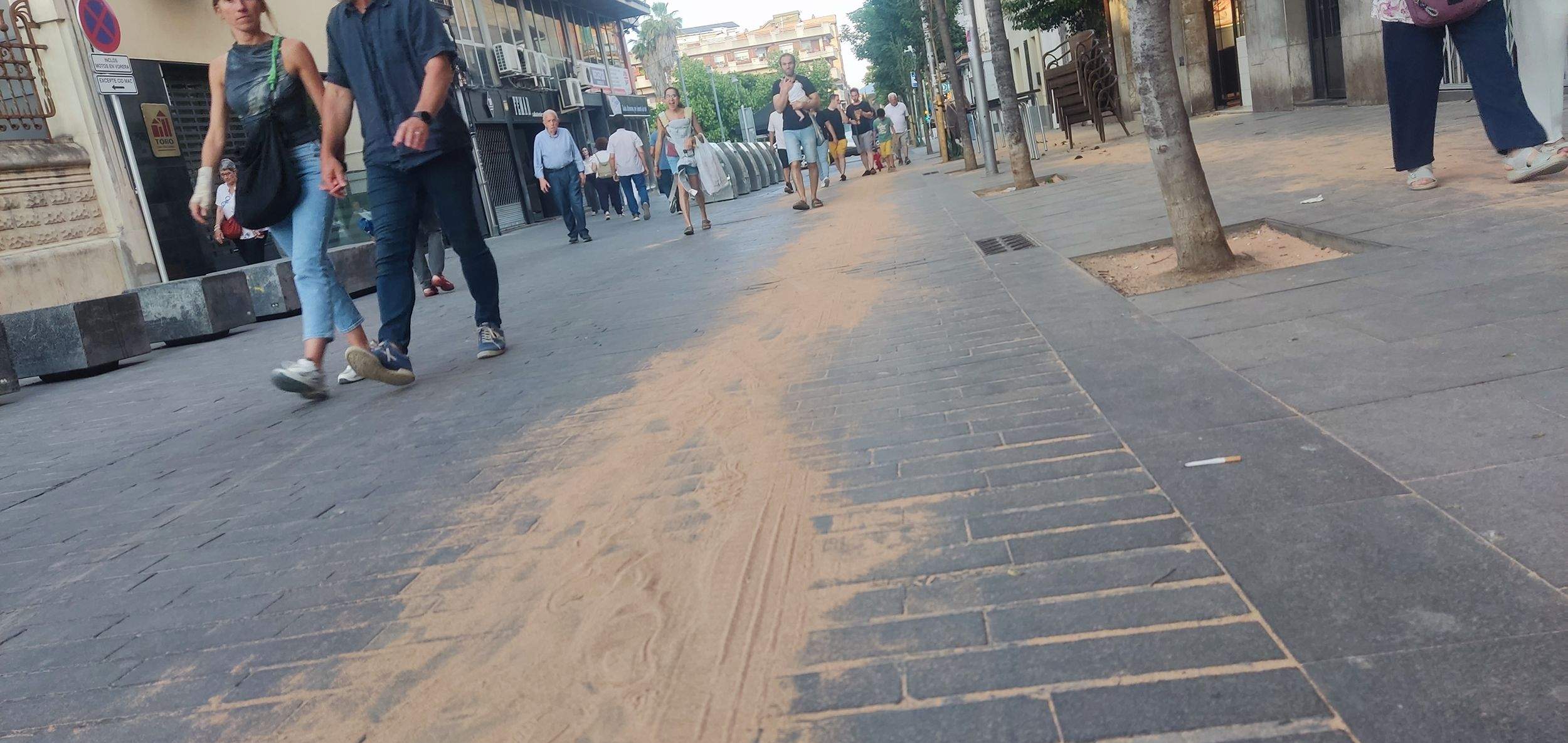 El carrer de Sant Ramon, cobert de sorra, per tapar les pèrdues d'oli de camions de les deixalles, el 31 de maig. FOTO: TOT Cerdanyola al dia