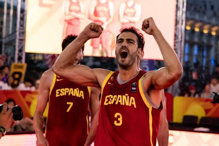 Guim Expósito celebrant la victòria amb la selecció espanyola a la Copa del Món FIBA 3×3 a Mongòlia. FOTO:CEDIDA