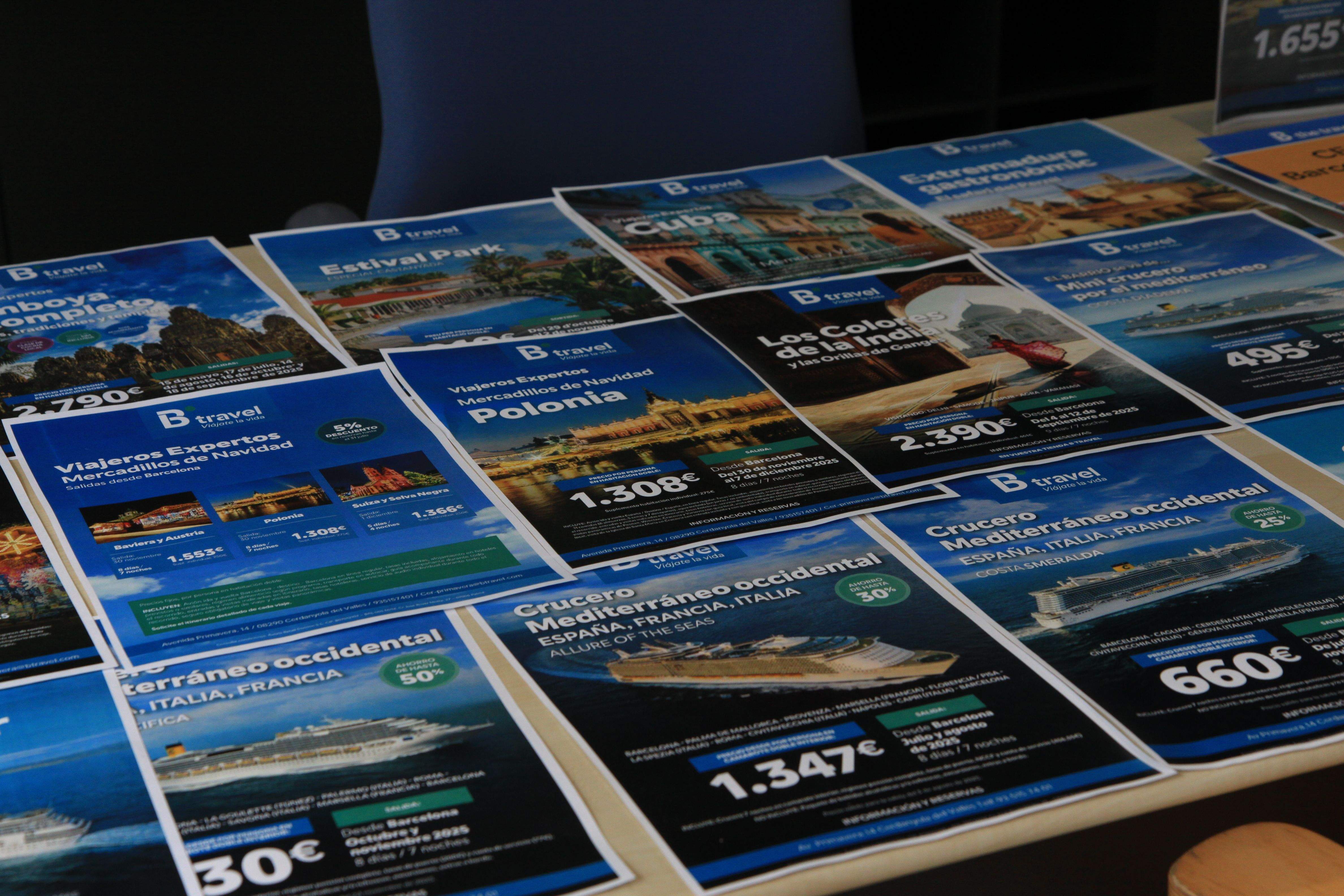 Ofertes de viatge en una de les agències de viatge de Cerdanyola per aquest 2025. FOTO: Laia Jubany