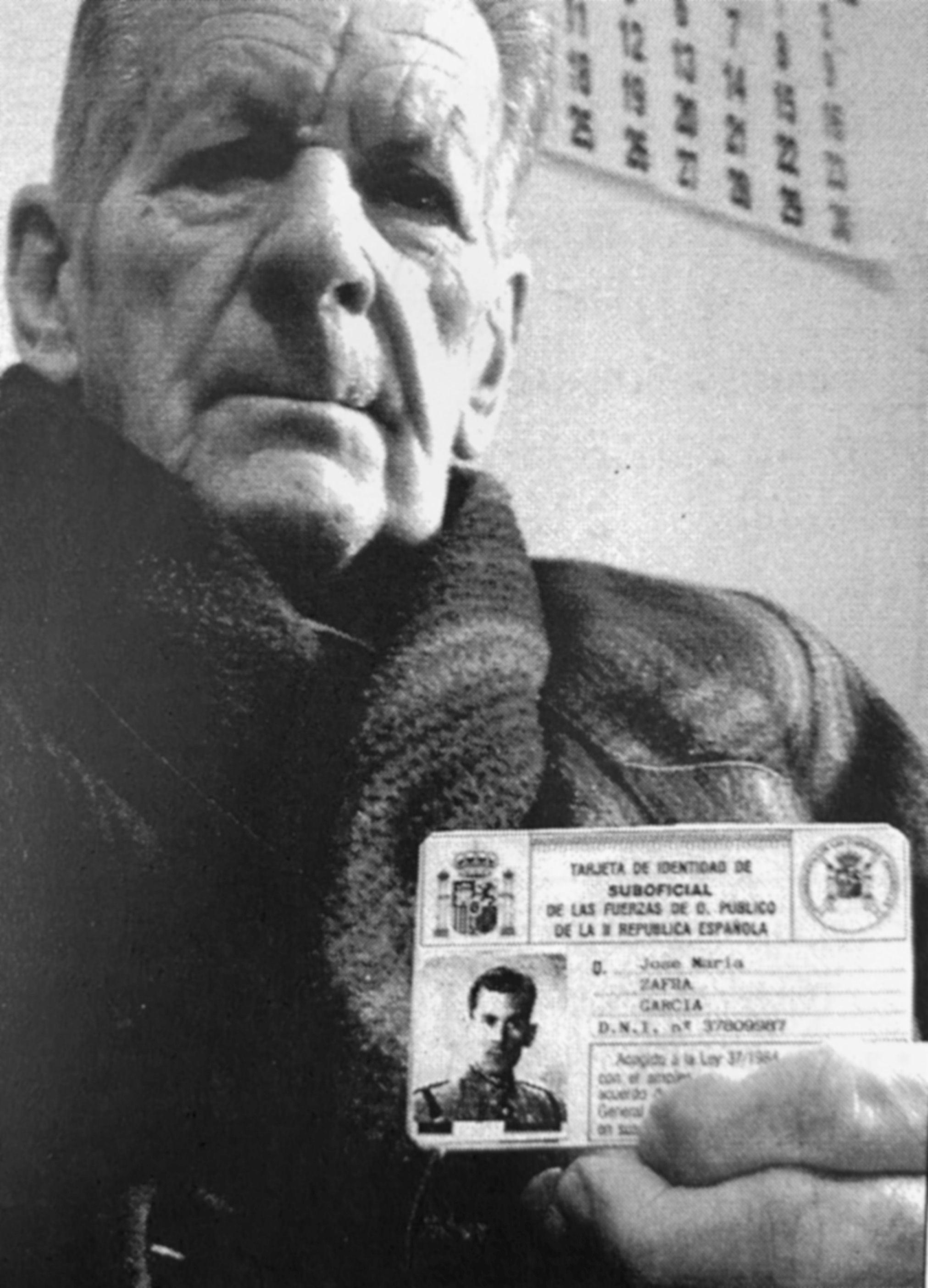 José Maria Zafra García amb la targeta que l'acredita com a suboficial. FOTO: Judit Josa (Arxiu Cerdanyola al dia) 