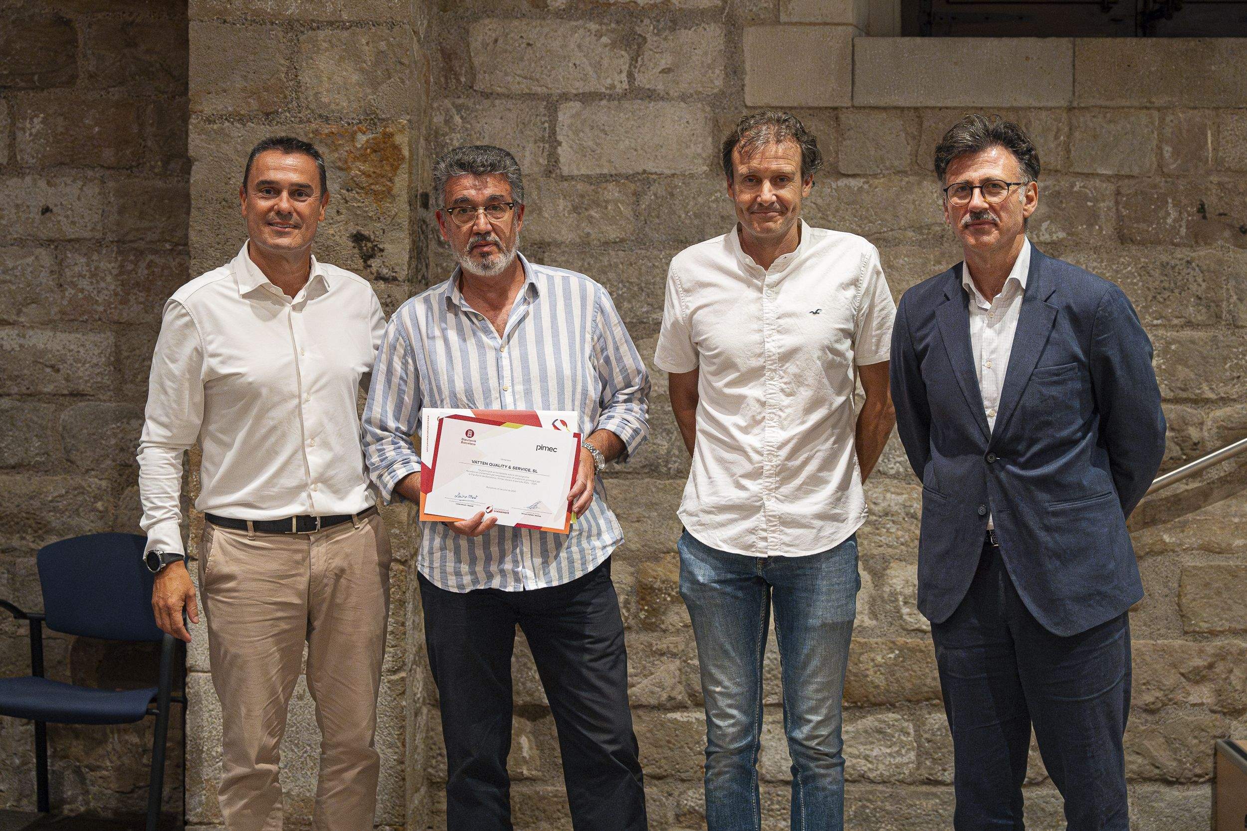 Representants de l'empresa cerdanyolenca VATTEN QUALITY & SERVICE reben el diploma per la seva participació al programa 'Accelera el teu creixement'. FOTO: PIMEC