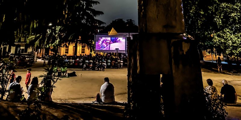 Sessió de cinema a la fresca a la plaça de Sant Ramon. FOTO: Carme Monclús