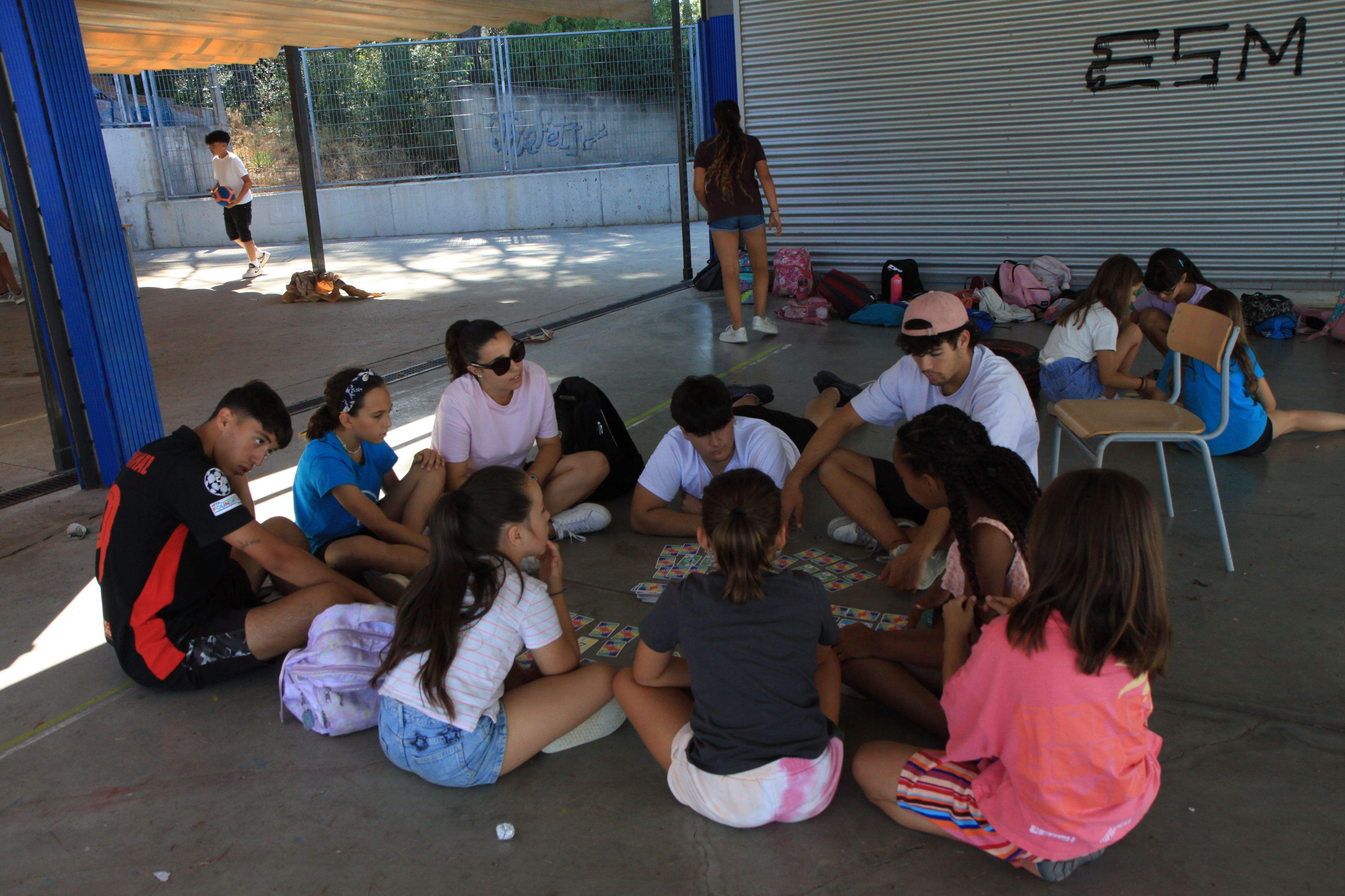 Moments de joc, descans i reflexió a l'escola Collserola, en el darrer dia dels Casals Municipals, amb alta participació aquest 2025. FOTO: Laia Jubany