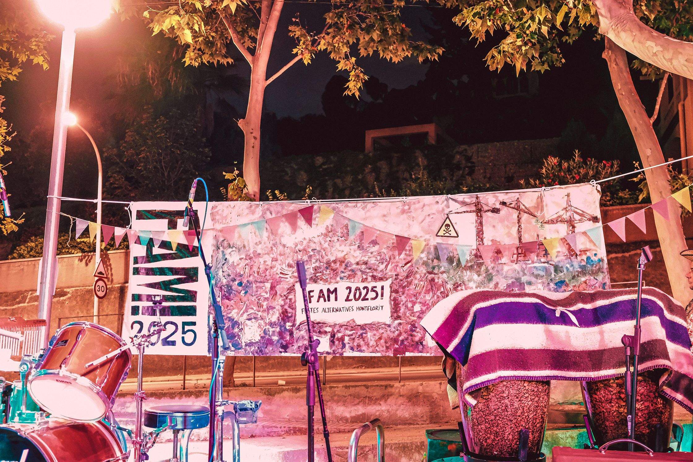 Escenari de la festa decorat amb pancartes, instruments i missatges de caire crític i ecologista. FOTO: Carme Monclús.