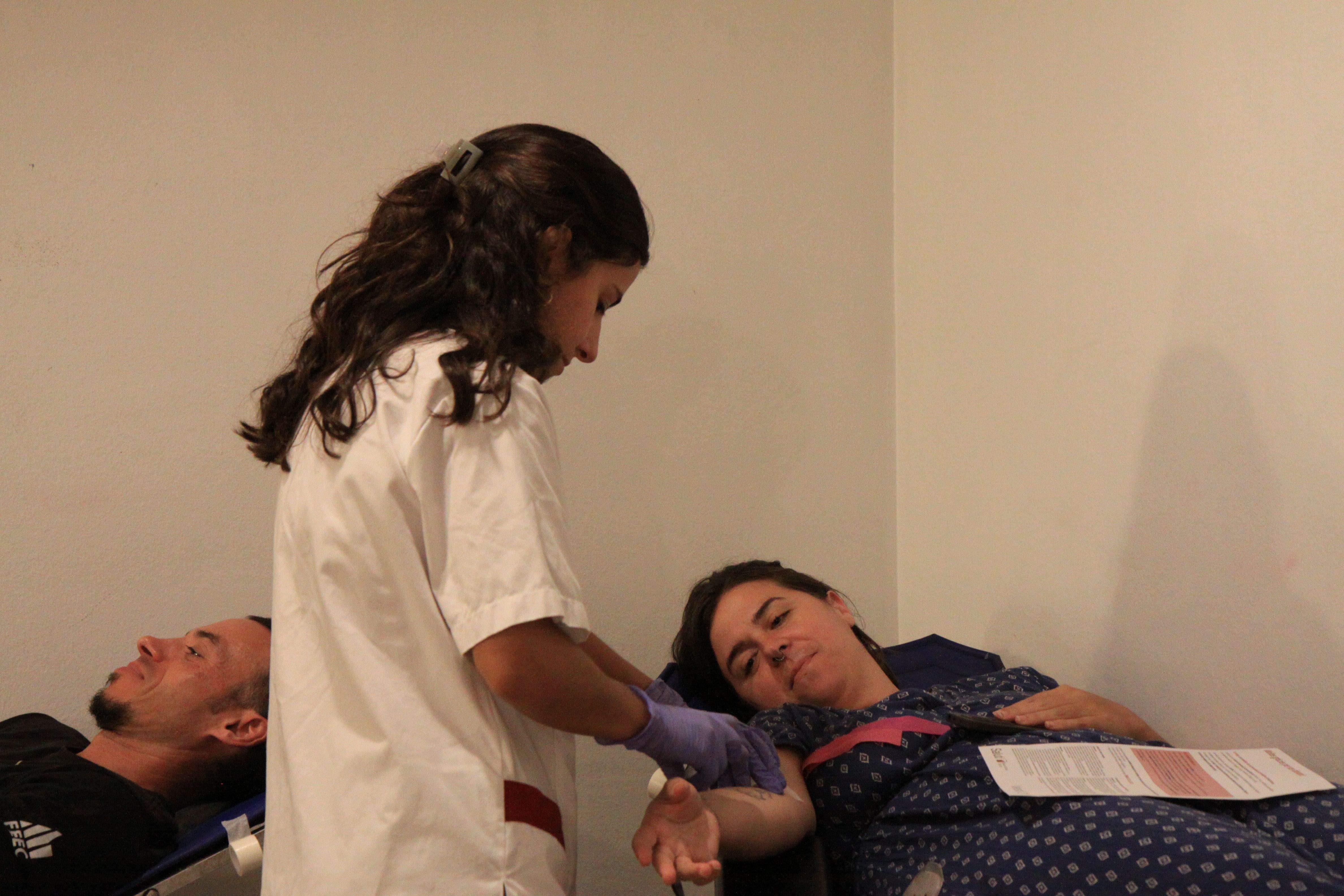 Una de les sessions de donació de sang a l'Ateneu. FOTO: Laia Jubany