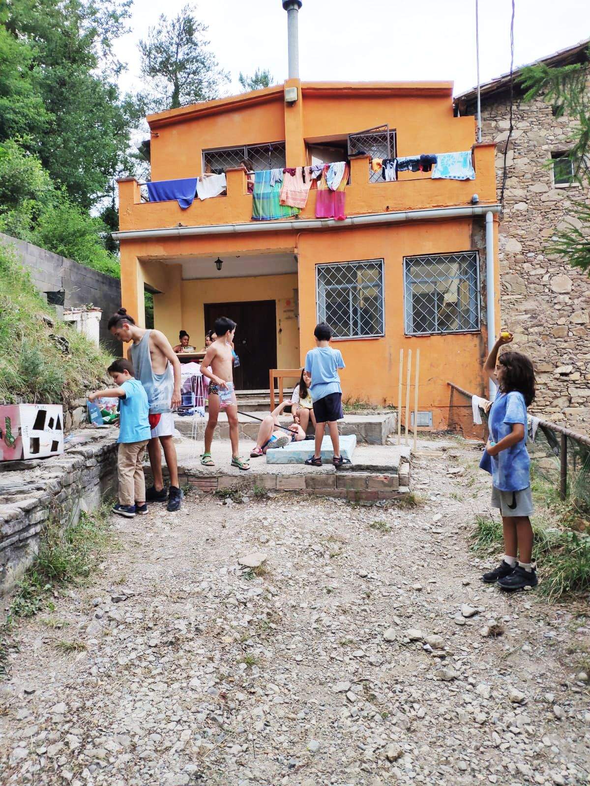 Les colònies d'estiu són un espai de llibertat, a la imatge Cal Tatxero, la casa del Clupi, en unes colònies de 2019. FOTO: Cedida. 