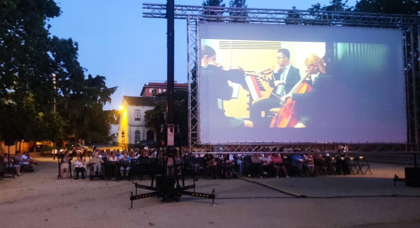 Projecció de 'Menudas Piezas' ahir a la Plaça Sant Ramon dins el marc del programa l'Estiu és Gran