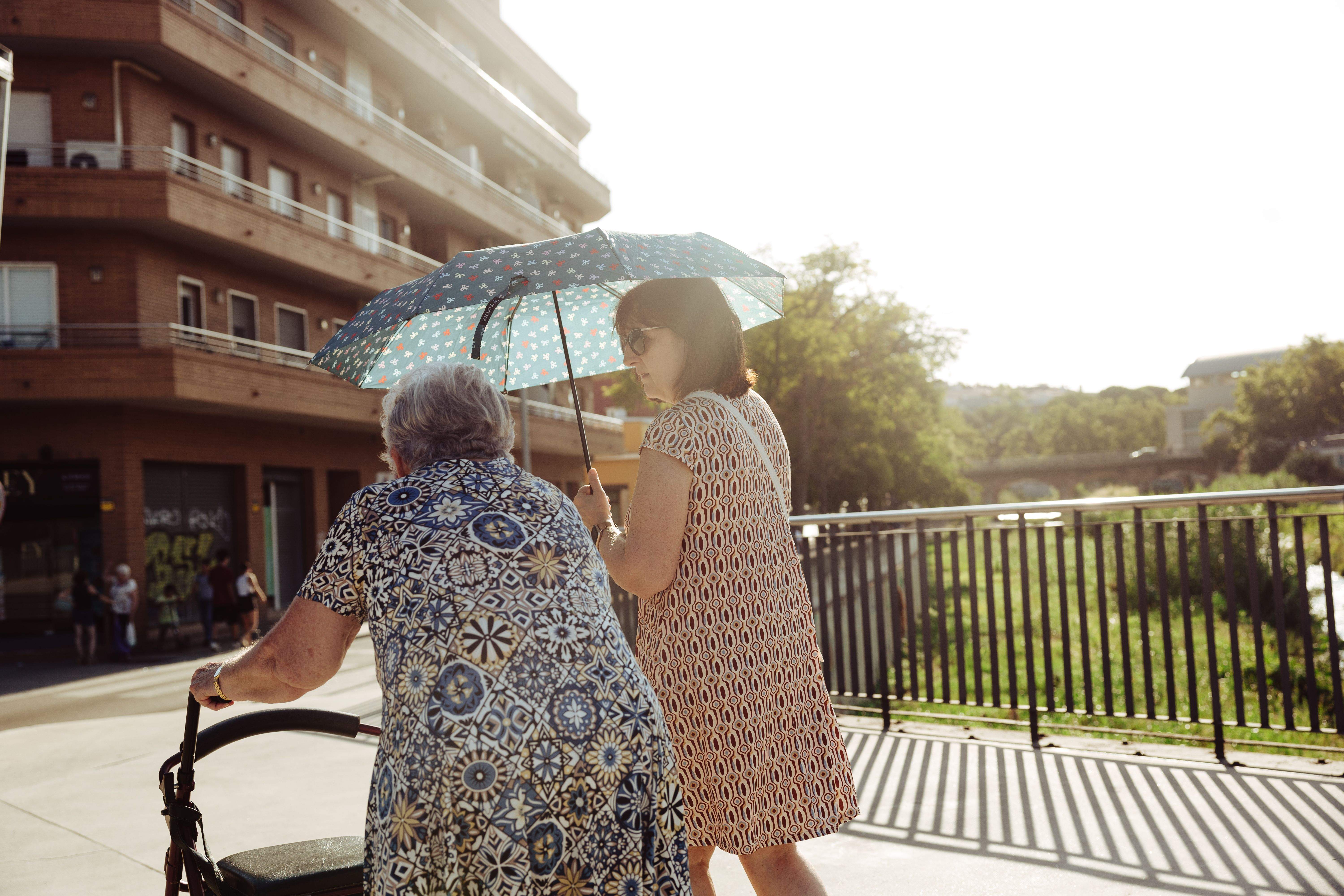 Els veïns aprofiten per gaudir de l’estiu a prop de casa amb activitats de proximitat. Foto: Arnau Padilla