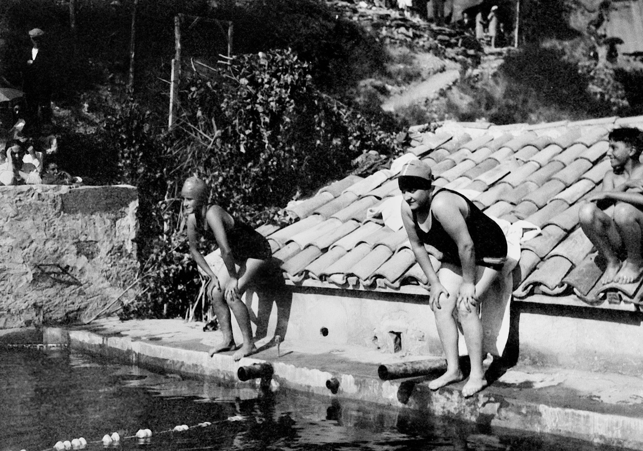 L’escena, captada durant els anys 30, mostra un concurs de natació improvisat a la bassa de Can Xarau, situada a prop de la fàbrica de gel i que servia habitualment per regar els camps de la zona. FOTO: Autor desconegut. Col·lecció L’Abans / @Arxiu Municipal de Cerdanyola del Vallès