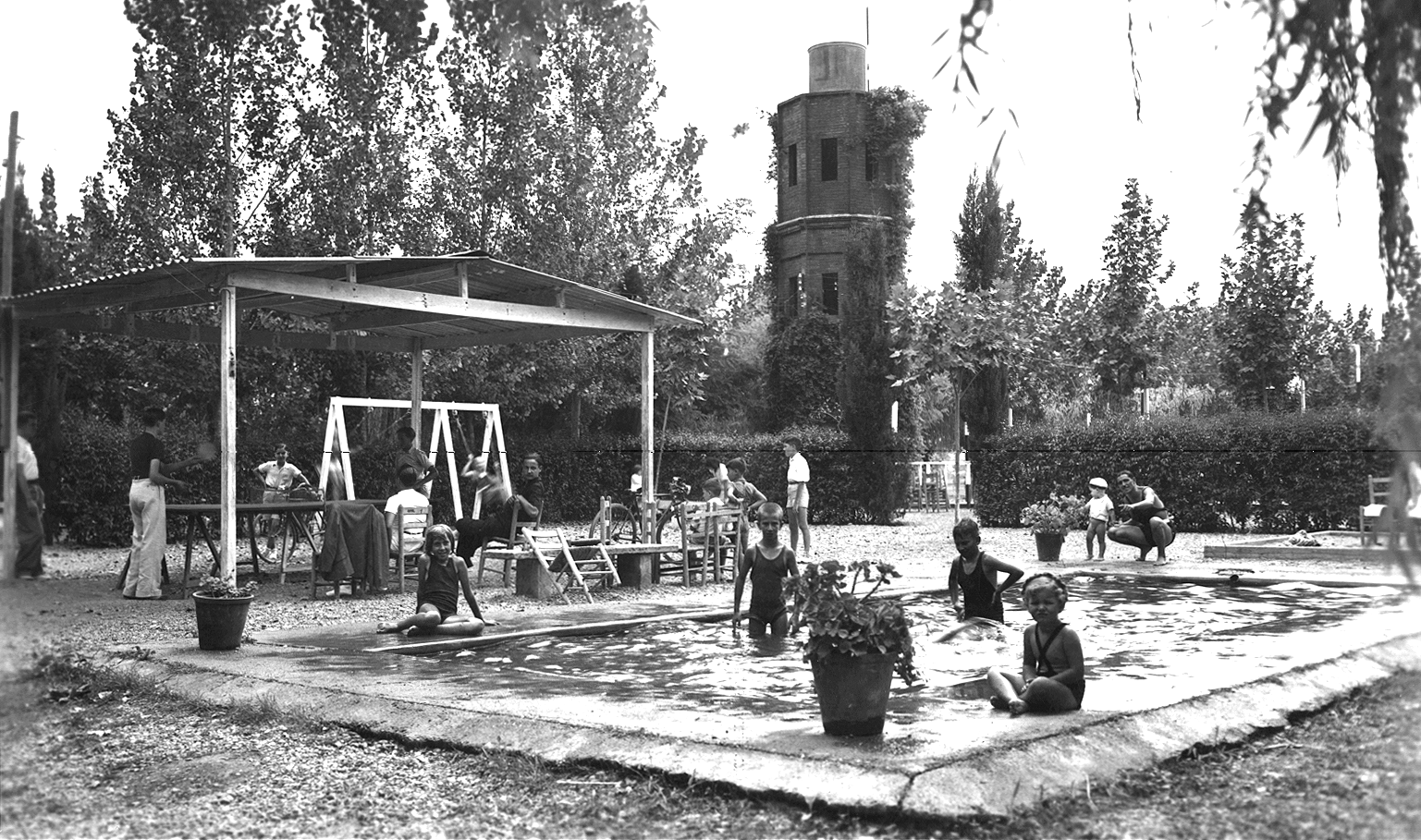 Infants jugant i nedant al Club de la ciutat jardí de Cordelles, una de les imatges incloses a l’exposició “Estiueig de proximitat, 1850-1950”. FOTO: Ajuntament de Cerdanyola del Vallès