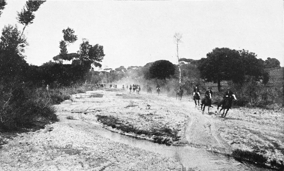  Cursa a cavall pel riu Sec. El llit eixut del riu Sec va acollir,l’estiu de 1949, una espectacular cursa a cavall. L'activitat forma part de les iniciatives lúdiques d’aquells estius en què Cerdanyola rebia estiuejants de la burgesia barcelonina. Fotografia cedida per Andreu Salillas