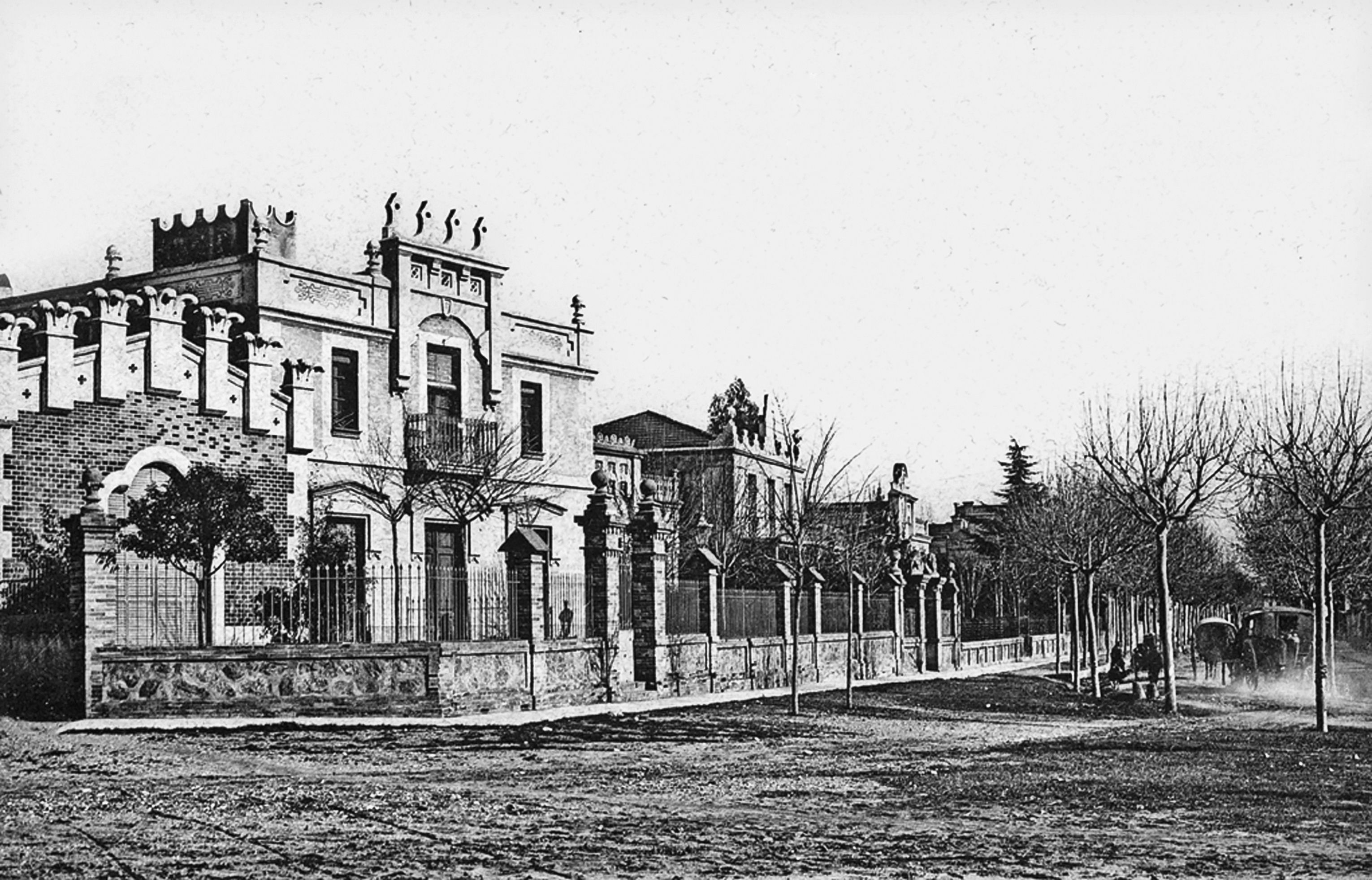 Torres d’estiueig a l’avinguda Catalunya, avui desapareguda. Construïdes per famílies benestants, les imatges d'aquestes cases d’aire senyorial i envoltades de jardí són testimoni del passat estiuejant de Cerdanyola. FOTO: Autor desconegut / Fons Albert Lázaro Arqueros / @Editorial Efadós