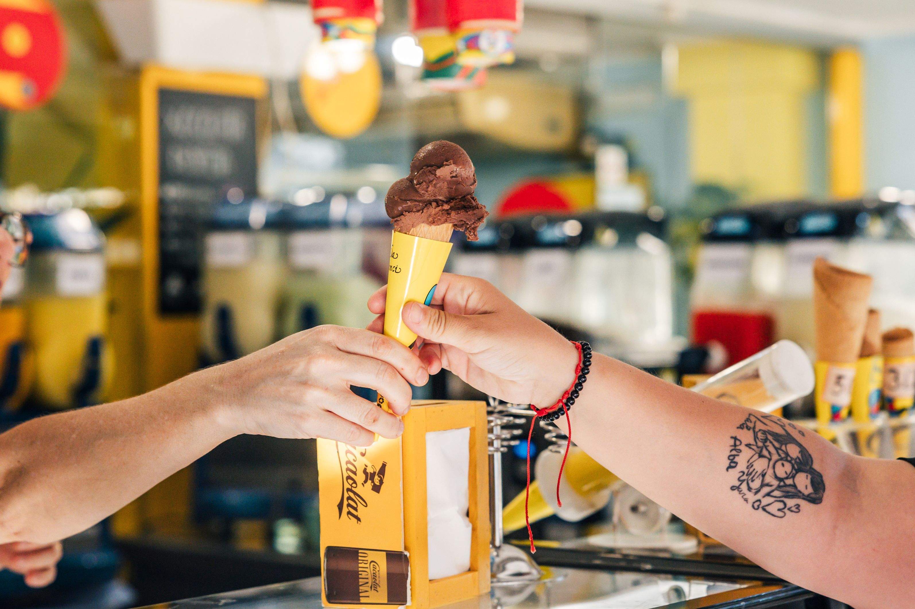 Visita d'estiu a un comerç. Foto: Arnau Padilla