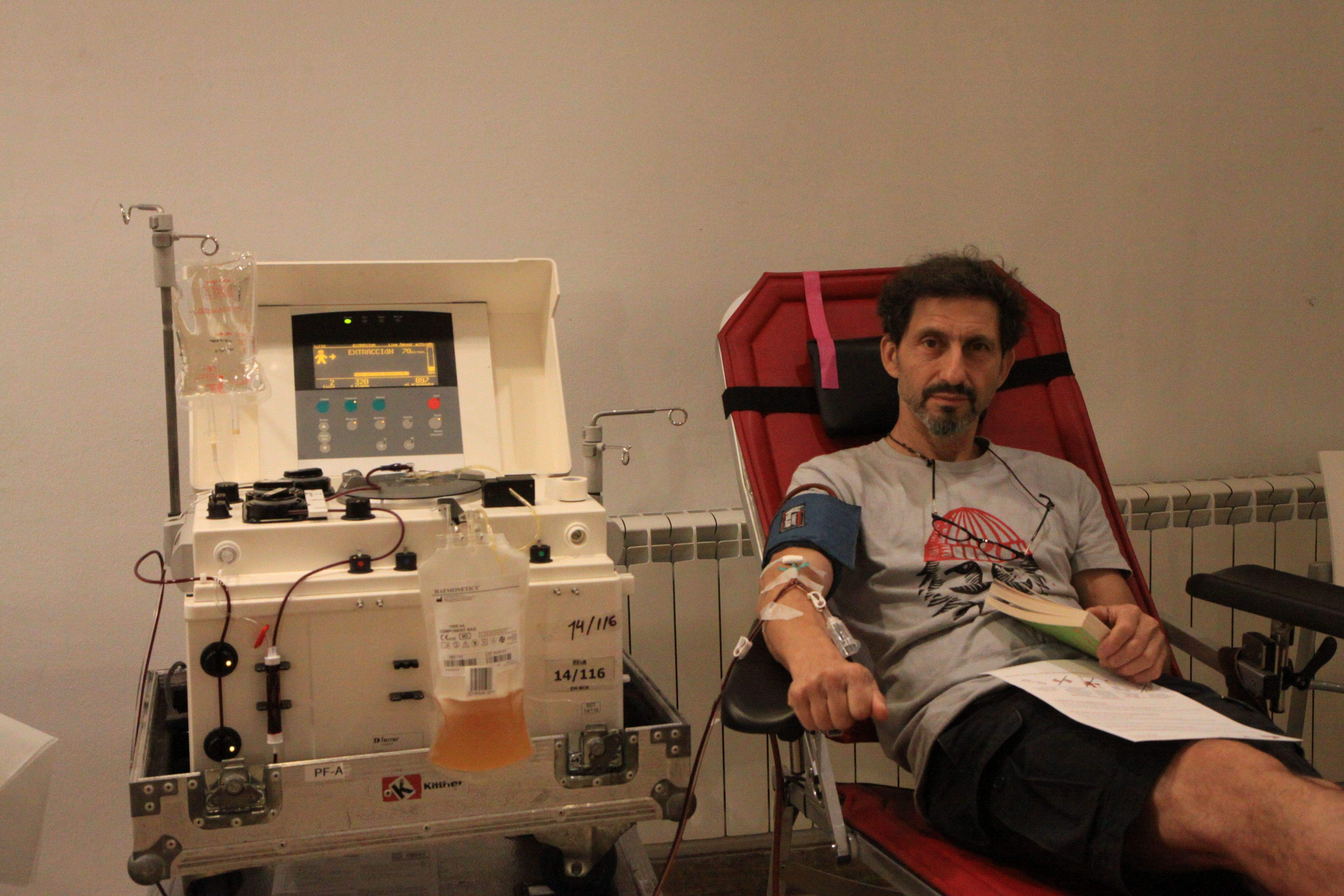 Un dels donants, dilluns passat, a l'Ateneu. FOTO: Laia Jubany