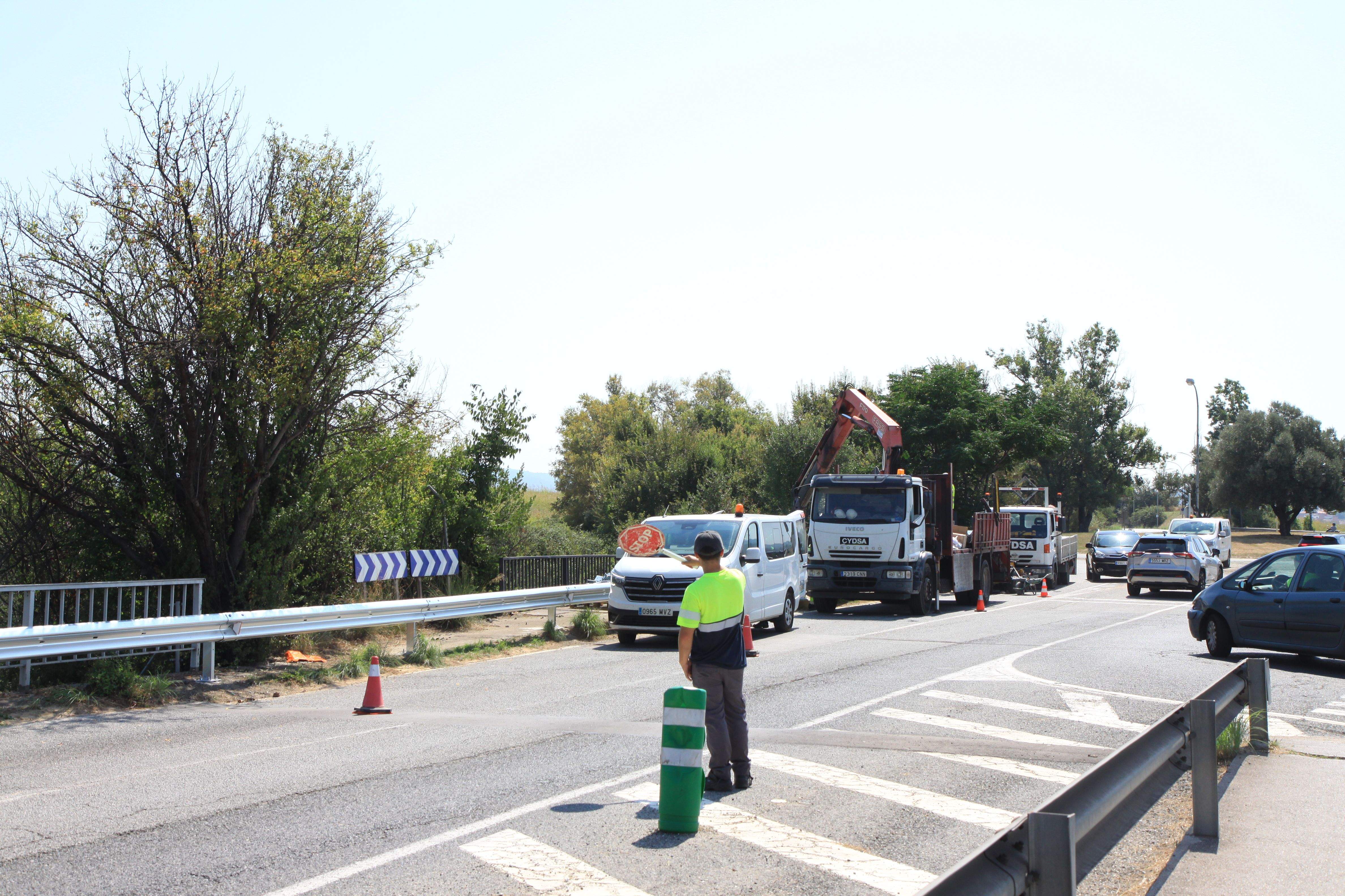 Les obres han obligat a tallar momentàniament un dels carrils. Foto: Laia Jubany