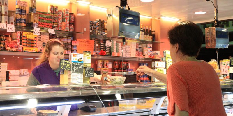 Una clienta comprant al Mercat de Serraperera. Foto: Laia Jubany